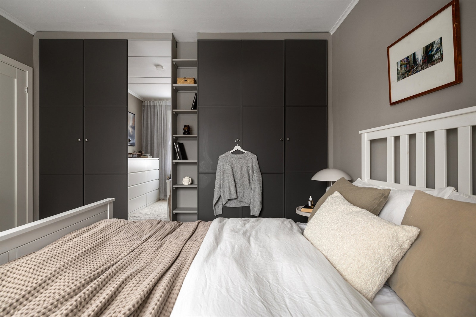 Hovedsoverommet har rikelig med garderobeplass. Galleribilde