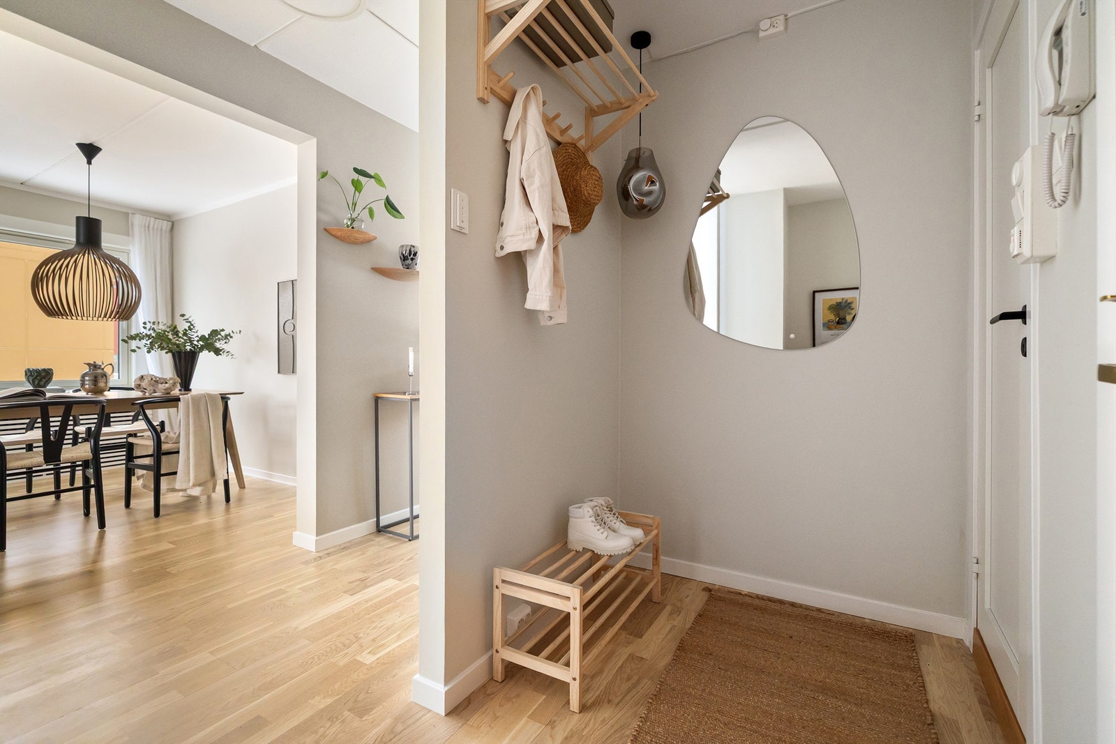 Innbydende entré som gir et godt førsteinntrykk av boligen. Galleribilde
