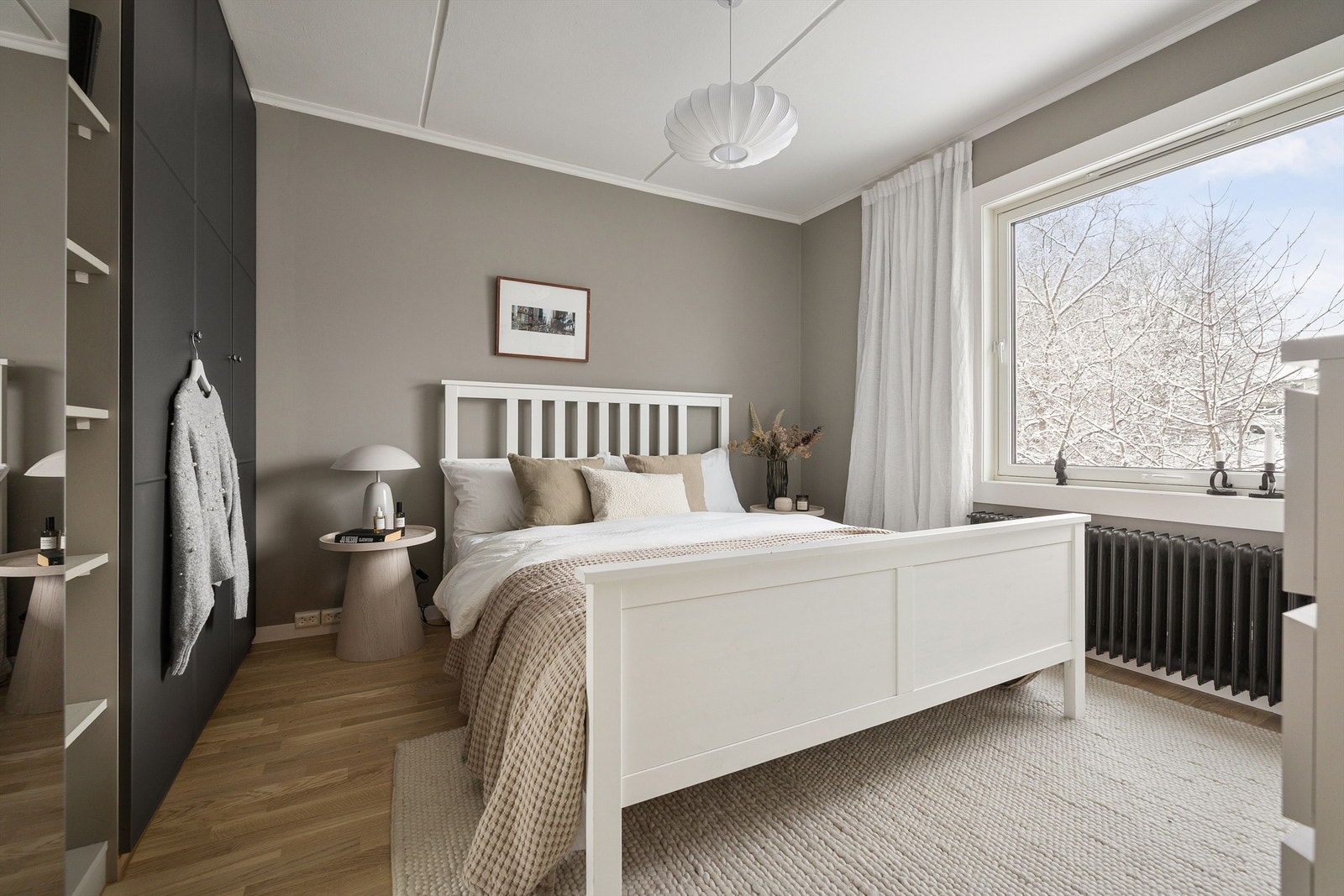 Hovedsoverom med god plass til dobbeltseng med tilhørende nattbord. Galleribilde