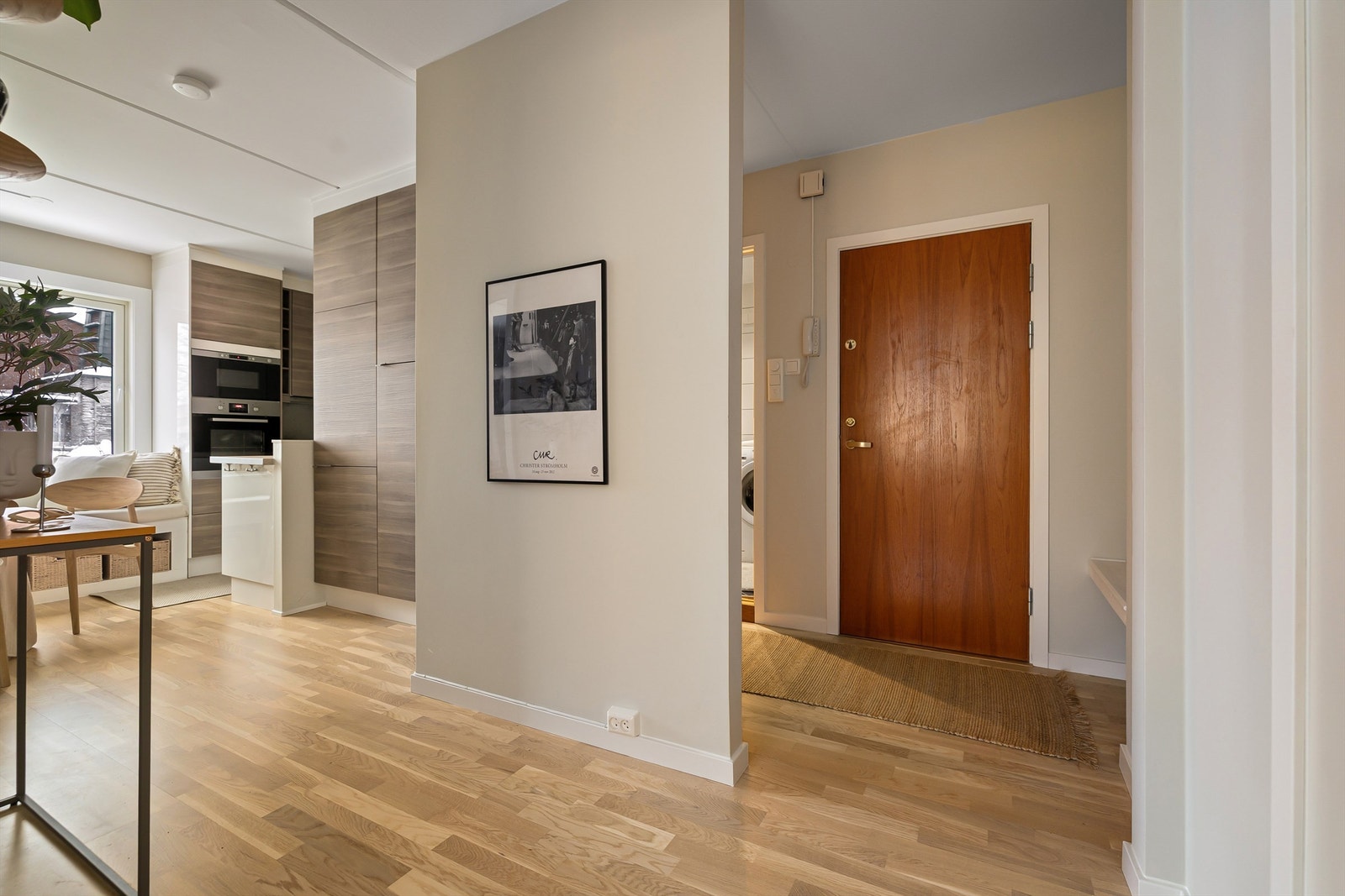 Boligen varmes opp med elektriske varmekabler på bad og radiatorer tilknyttet fjernvarme i øvrige rom. Fyring og varmtvann er inkludert i felleskostnadene! Galleribilde