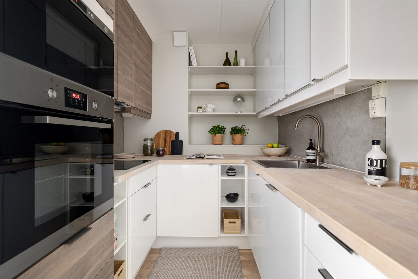 Kjøkkeninnredningen har glattefronter og heltre benkeplate, nedfelt oppvaskkum i rustfritt stål med ett-greps blandebatteri samt overskapsbelysning og stikkontakter. Galleribilde