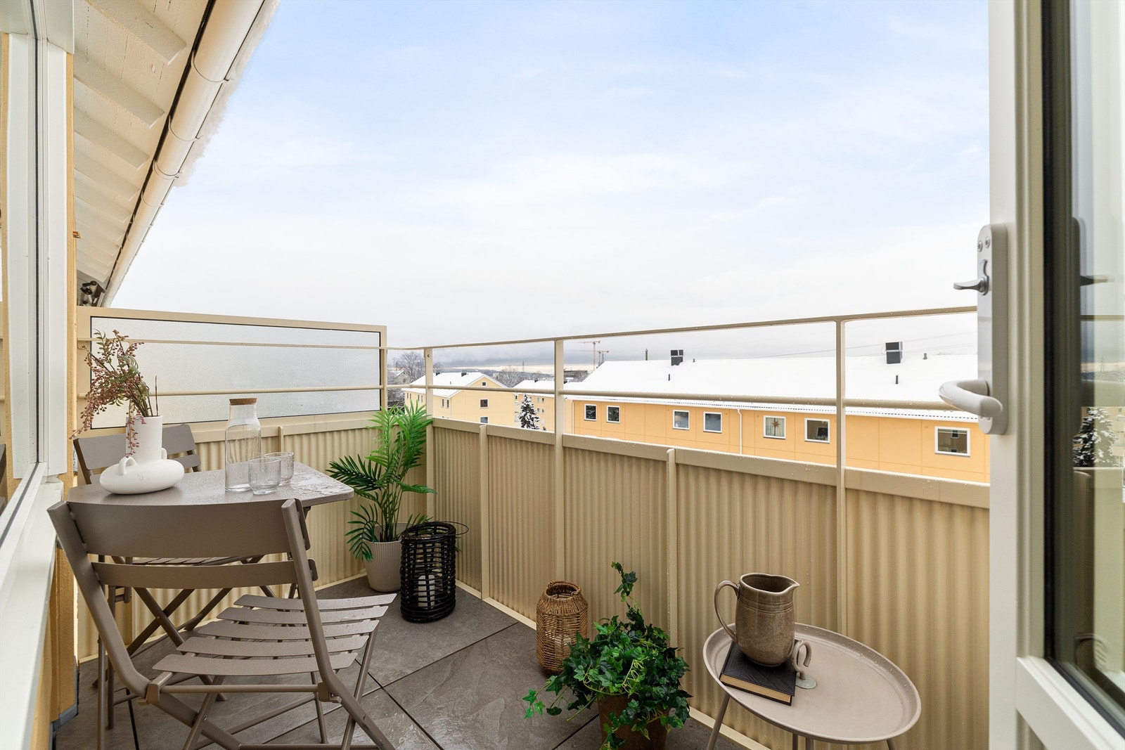 En lekker, topp- og endeleilighet med solrik, vestvendt balkong og god standard! Galleribilde