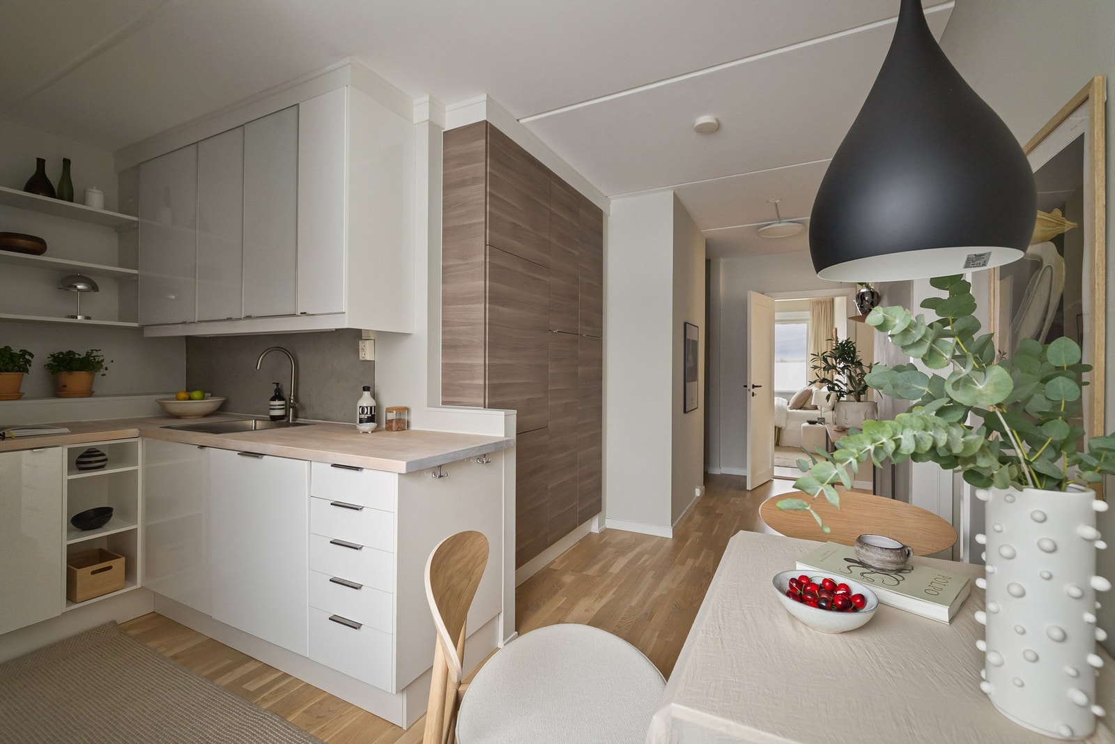 Hvitevarene medfølger og består av integrert oppvaskmaskin, ovn, mikrobølgeovn, platetopp, kjøleskap med frysedel og ventilator med kullfilter. Galleribilde