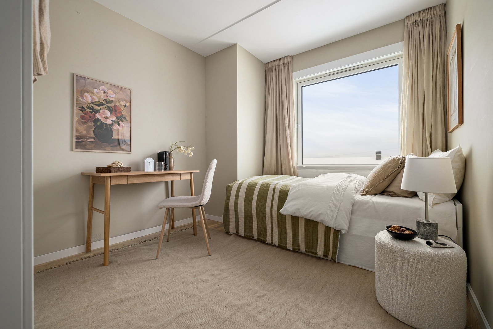 Boligens andre soverom passer ypperlig som barnerom, gjesterom eller kontor. Galleribilde