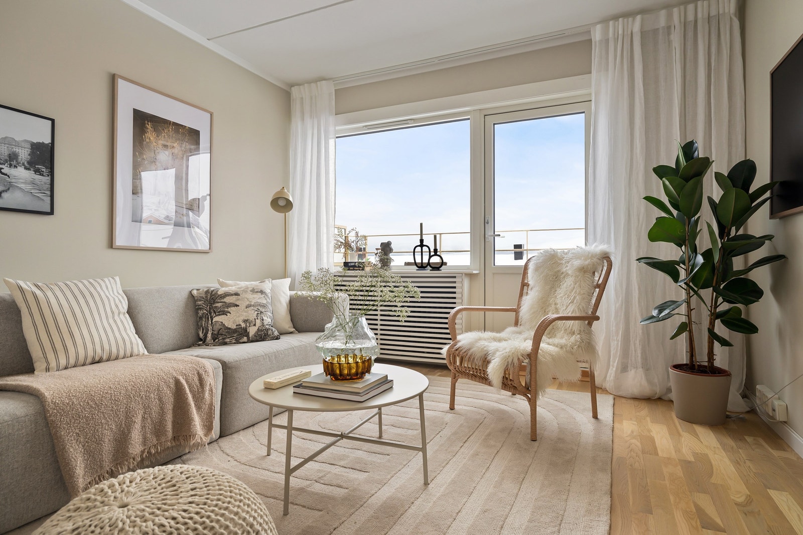 Vinduene og balkongdørene ble byttet i 2025. I tillegg ble balkongen pusset opp. Galleribilde