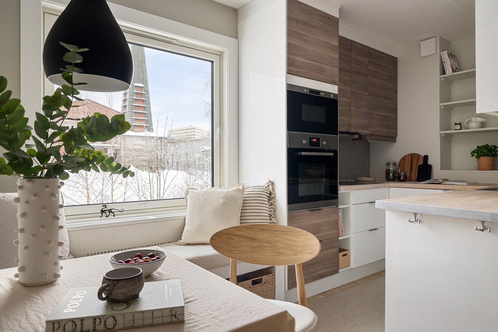 Pent kjøkken fra 2012 med god oppbevaringsplass. Galleribilde