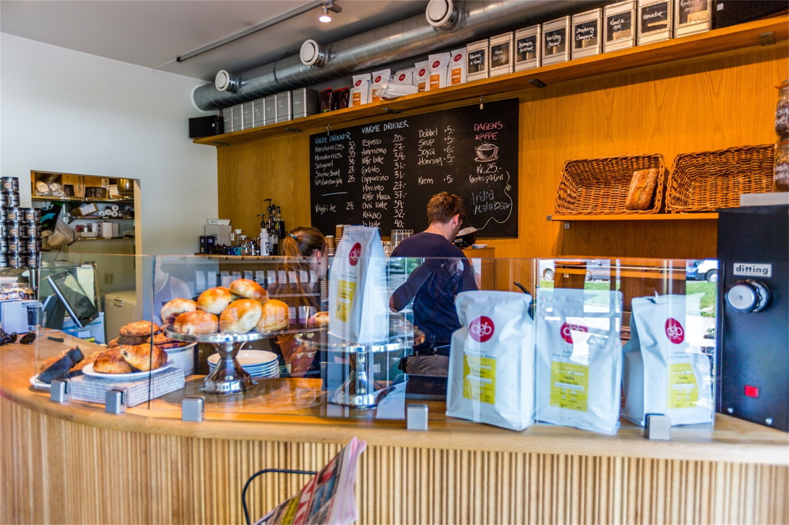 Kaféen Kaffe og Brød på Disen ligger ca. 5 min unna leiligheten Galleribilde