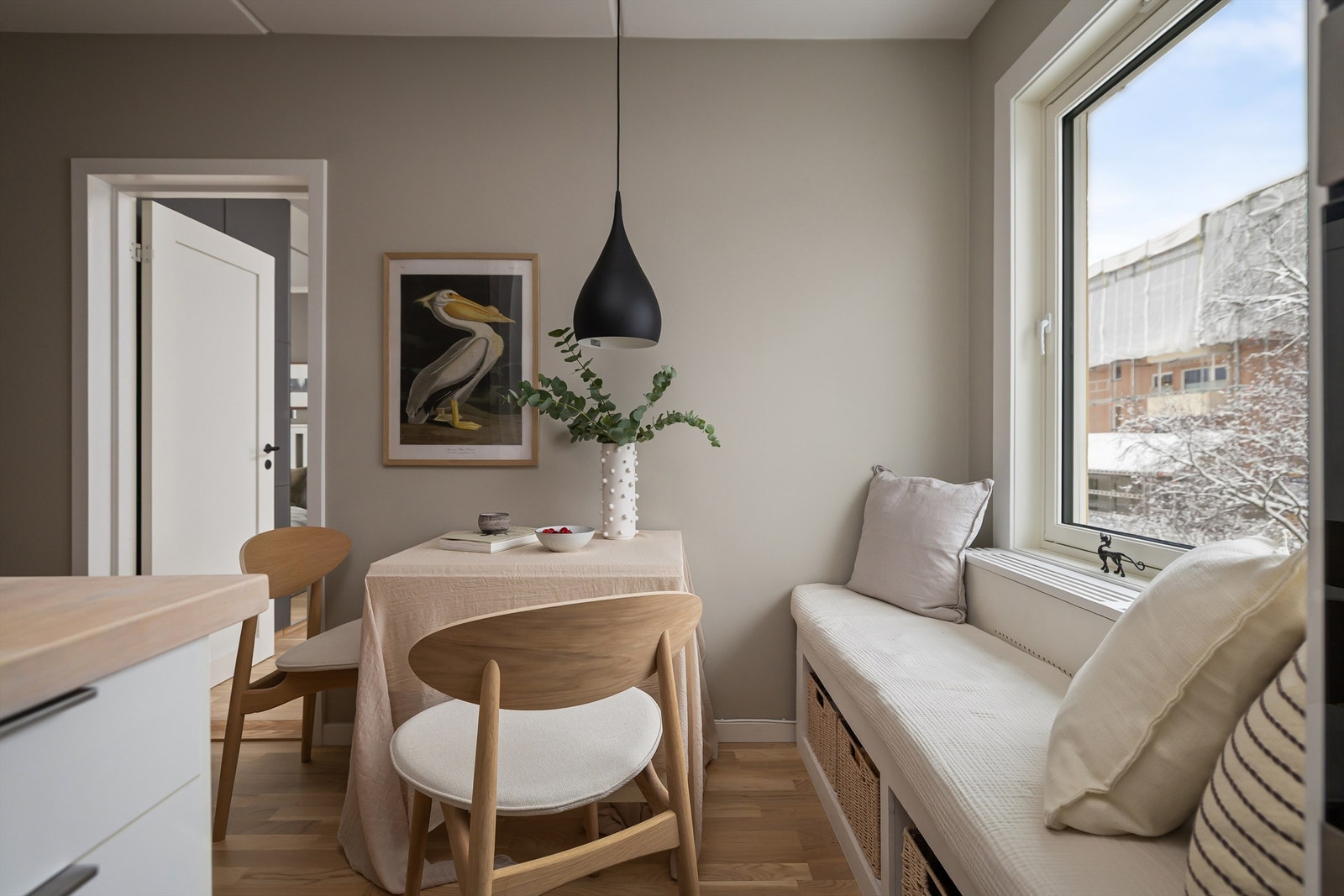 Kjøkkenvinduet vender mot øst, slik at her kommer solen inn til frokost. Galleribilde