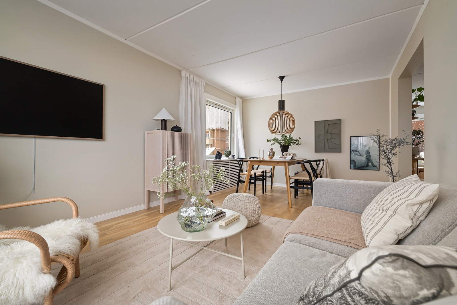 Selger har de siste par årene både lagt nytt gulv (eikeparkett) og helsparklet veggene. Galleribilde