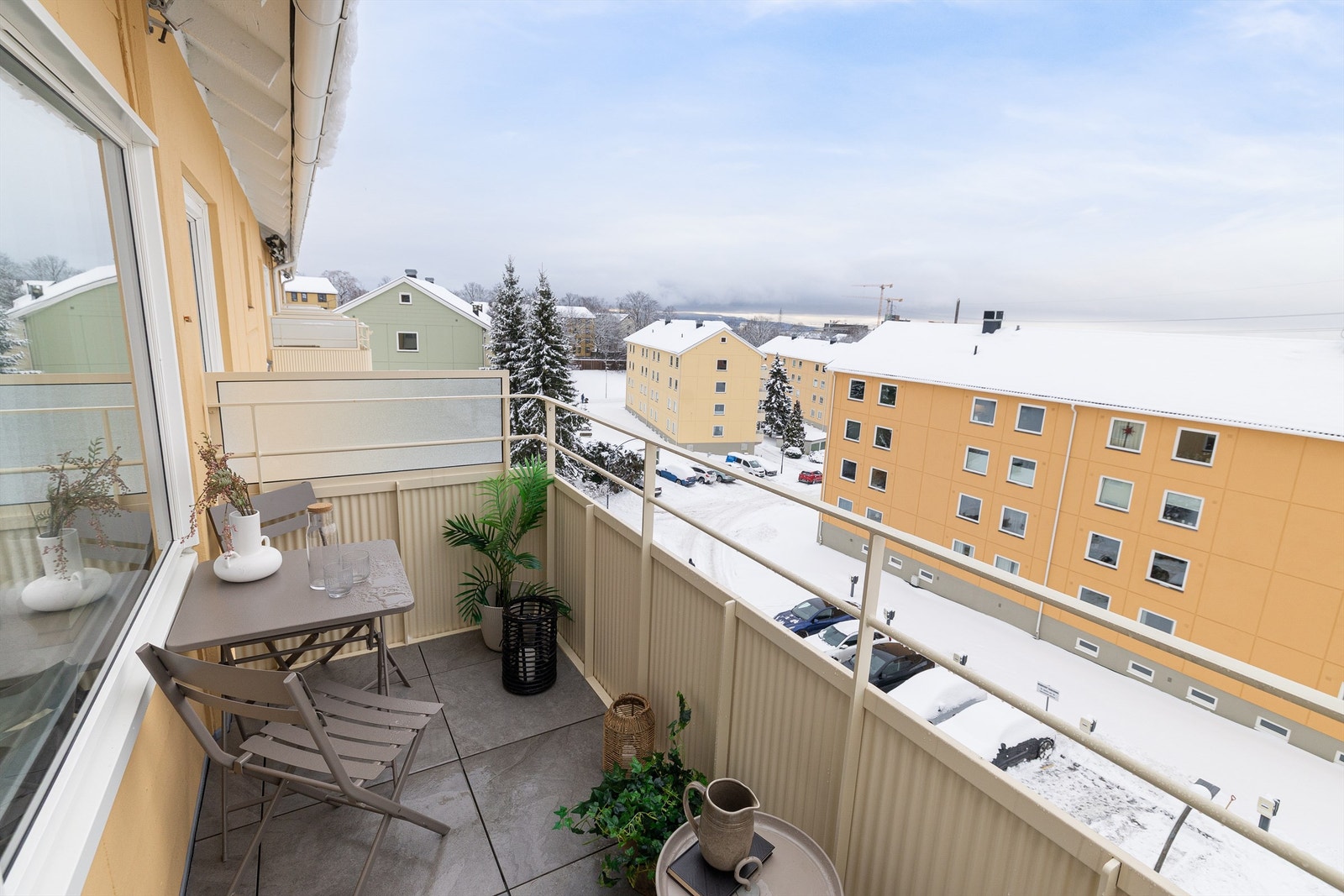 Her kan man nyte solen på store deler av dagen før den forsvinner rundt klokken 22 på sommerstid. Galleribilde