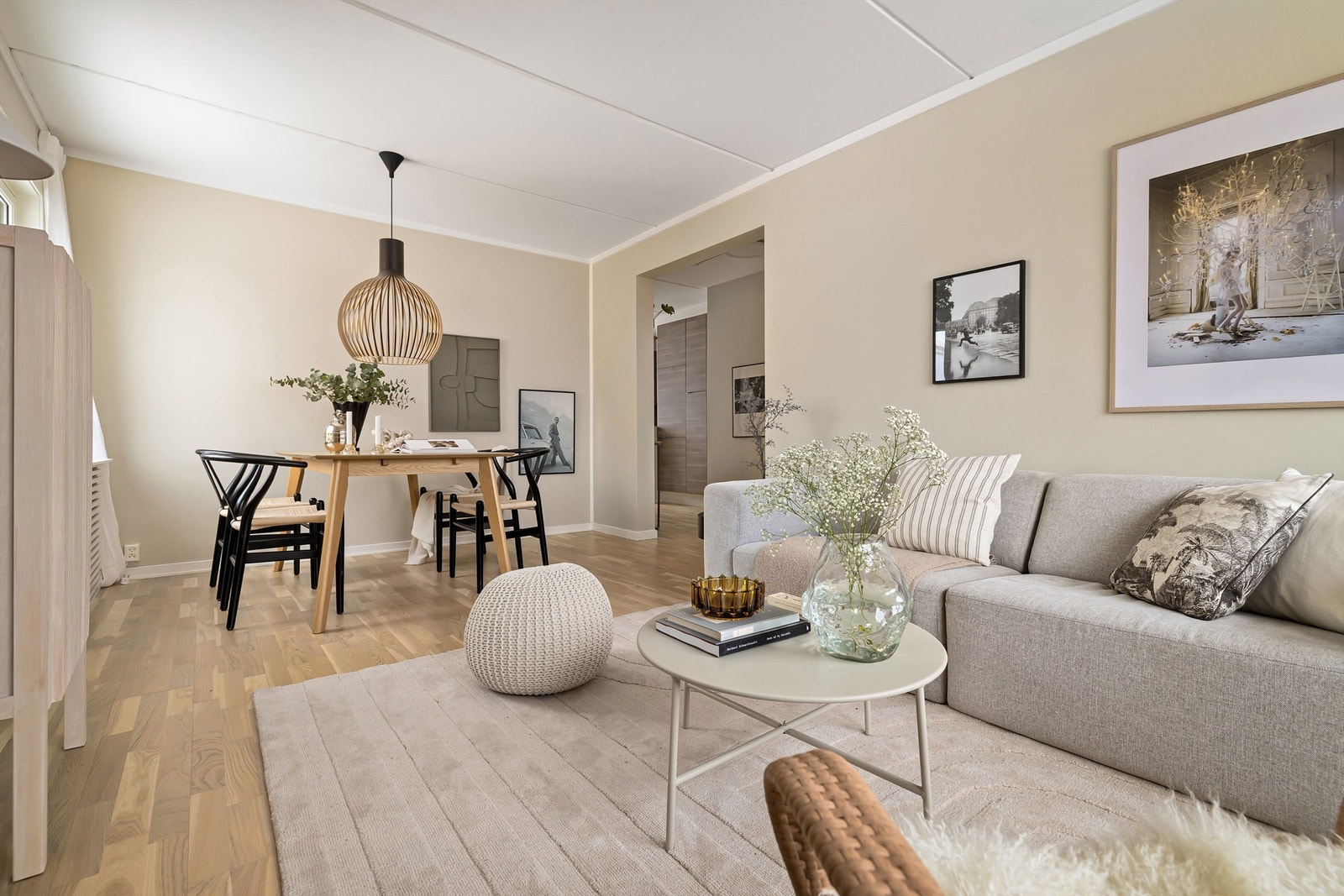 Boligen har en fin og delvis åpen planløsning som bidrar til en lys og luftig atmosfære. Galleribilde