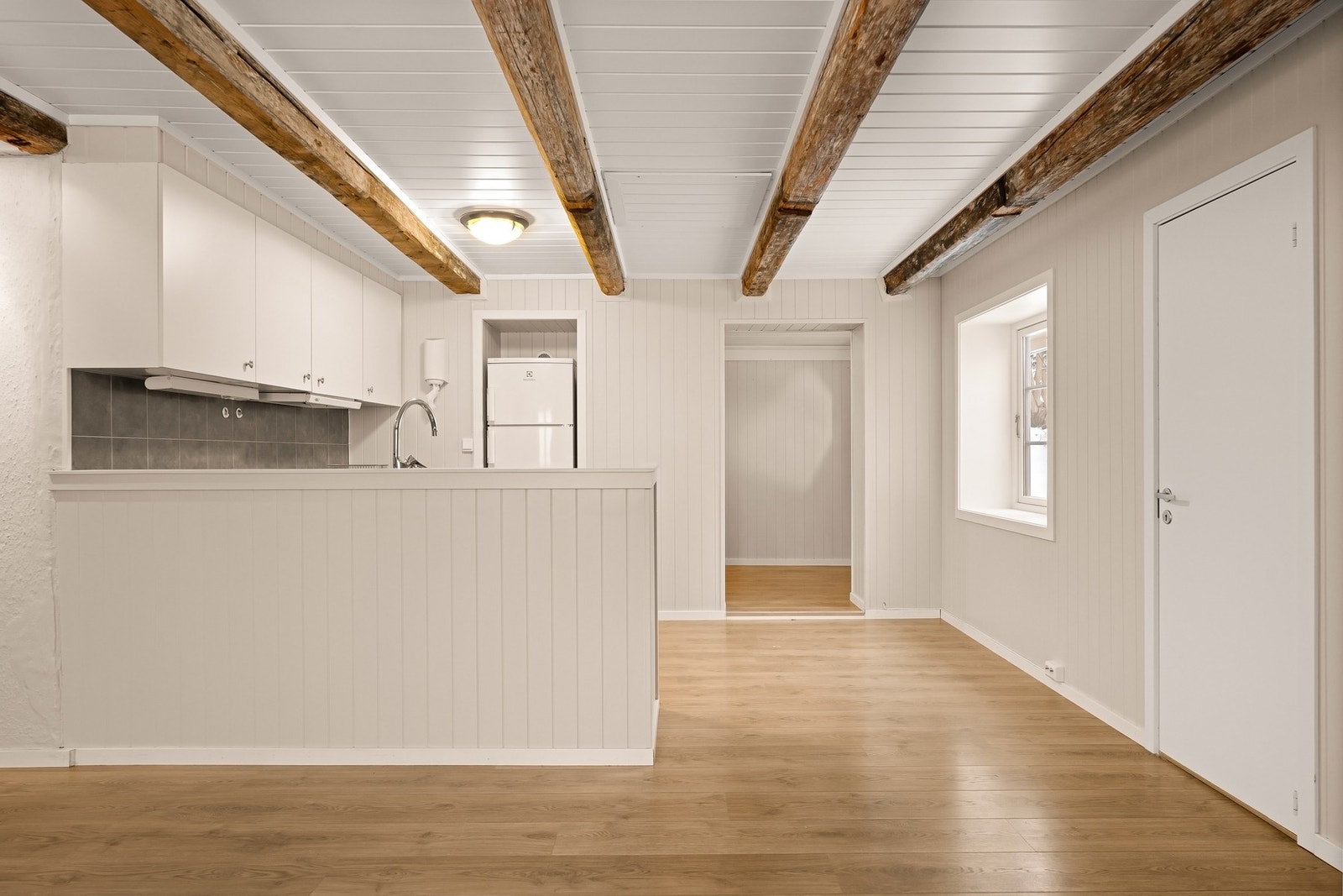 Videre inn finner du kjøkken og stue med god plass til det sosiale Galleribilde