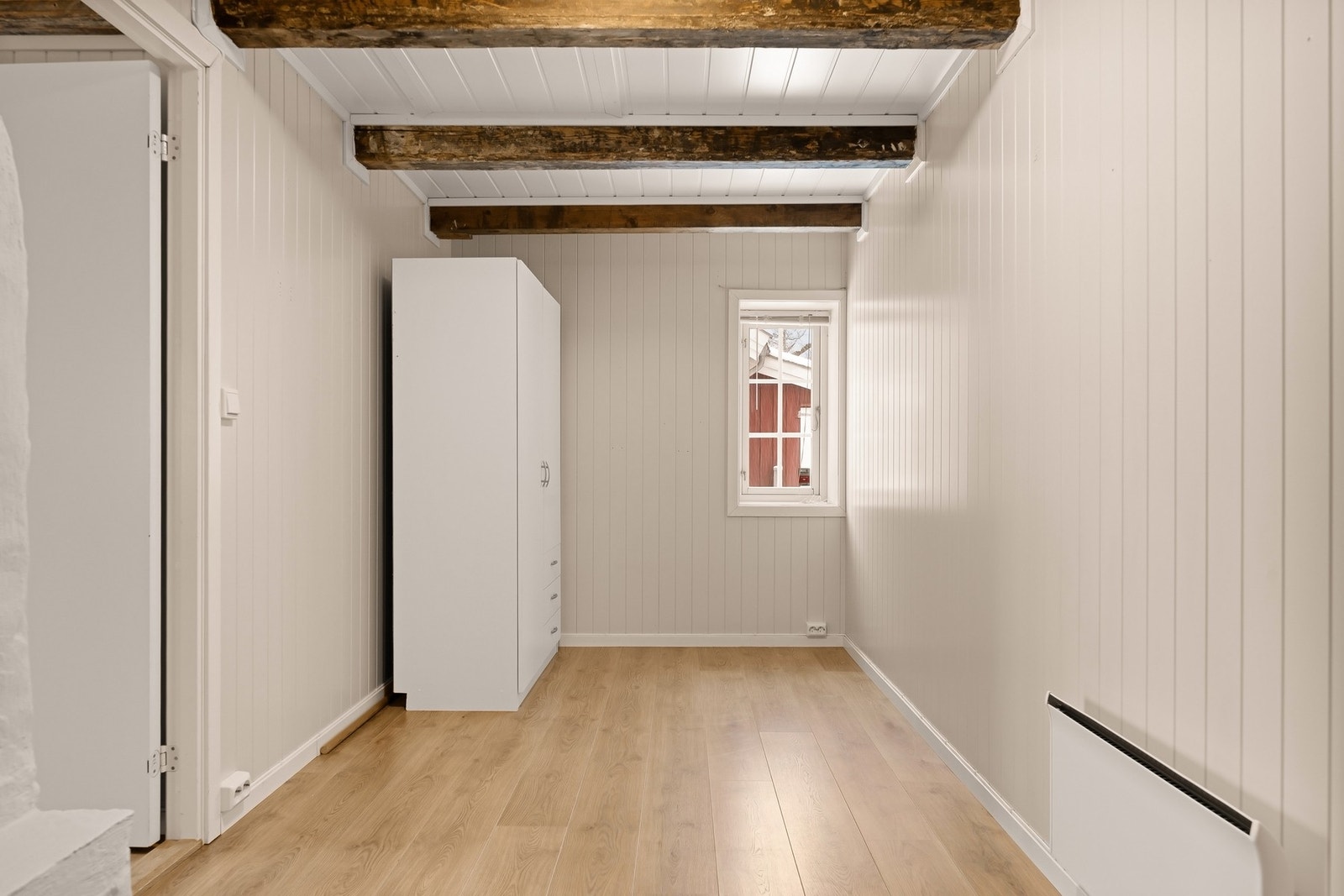 Avlangt og med fin plass til soveromsmøblement Galleribilde