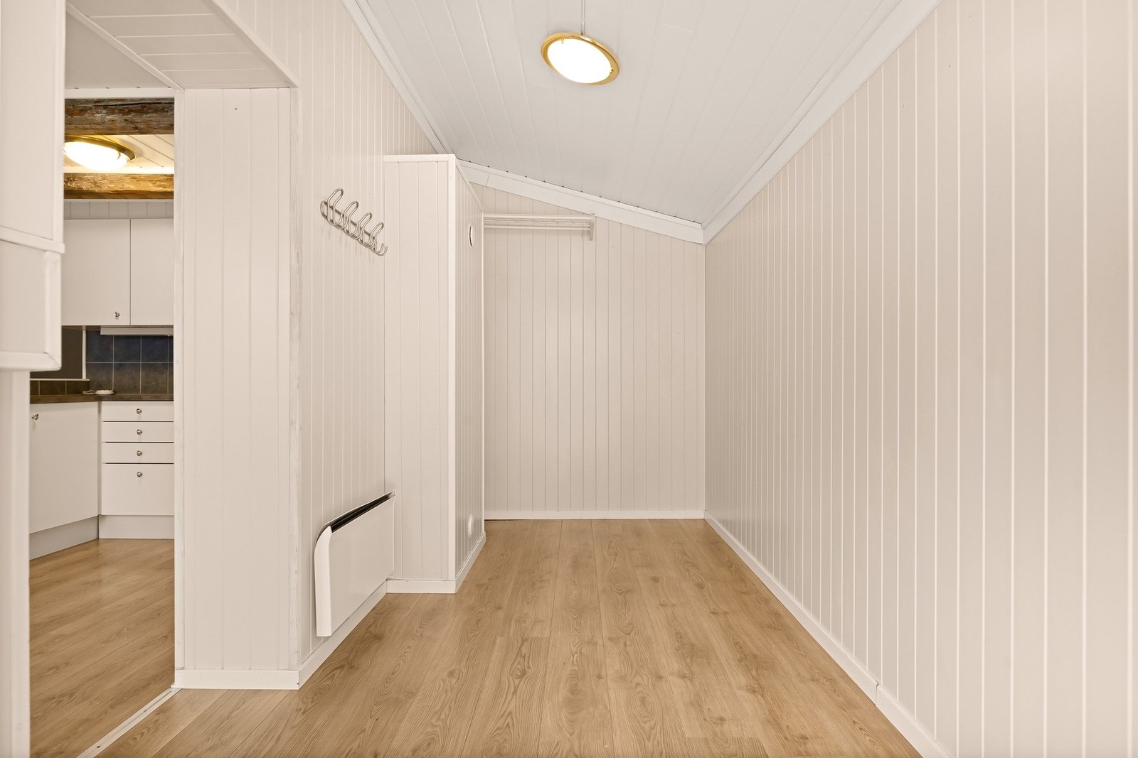 Her er det god plass til både sko og jakker - kanskje ønsker du garderobeløsning? Galleribilde