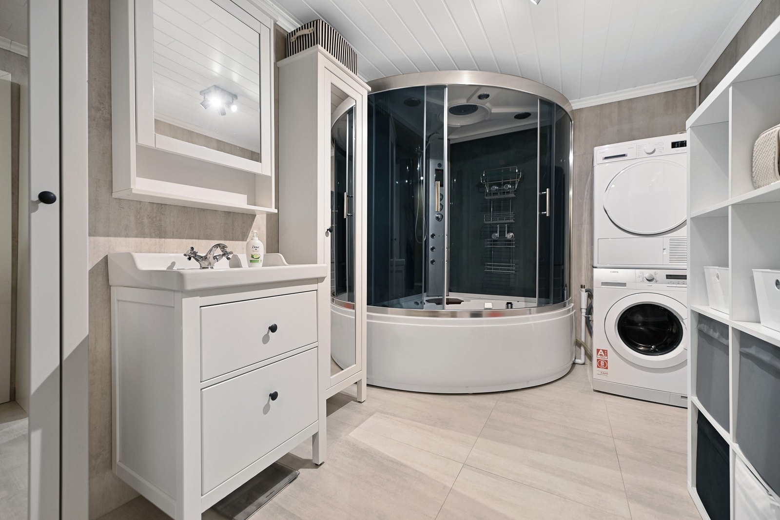 Pent og romslig bad med stort dusjkabinett med dypt kar. Galleribilde