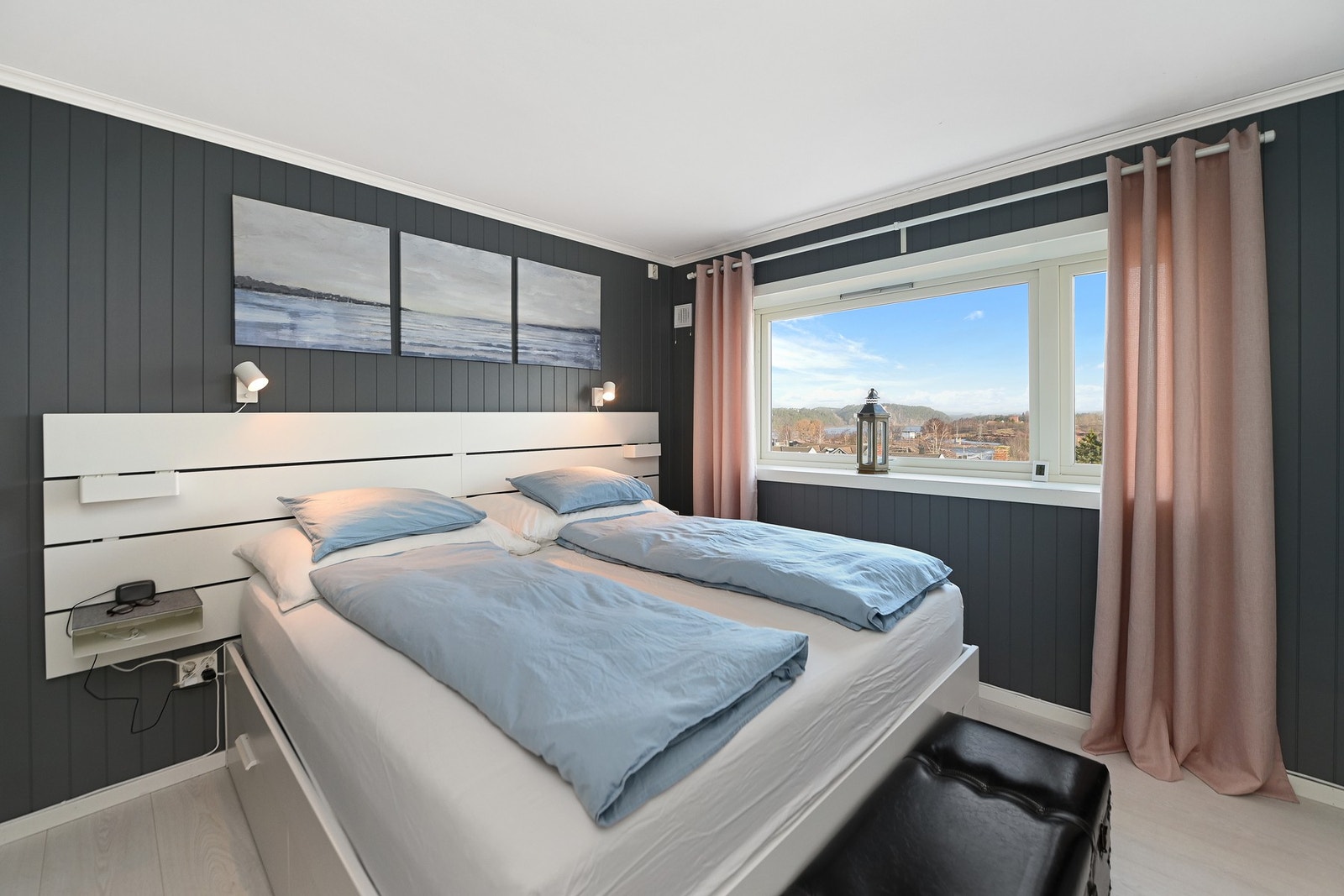 Leiligheten har 2 soverom, og hovedsoverommet er ekstra romslig. Galleribilde