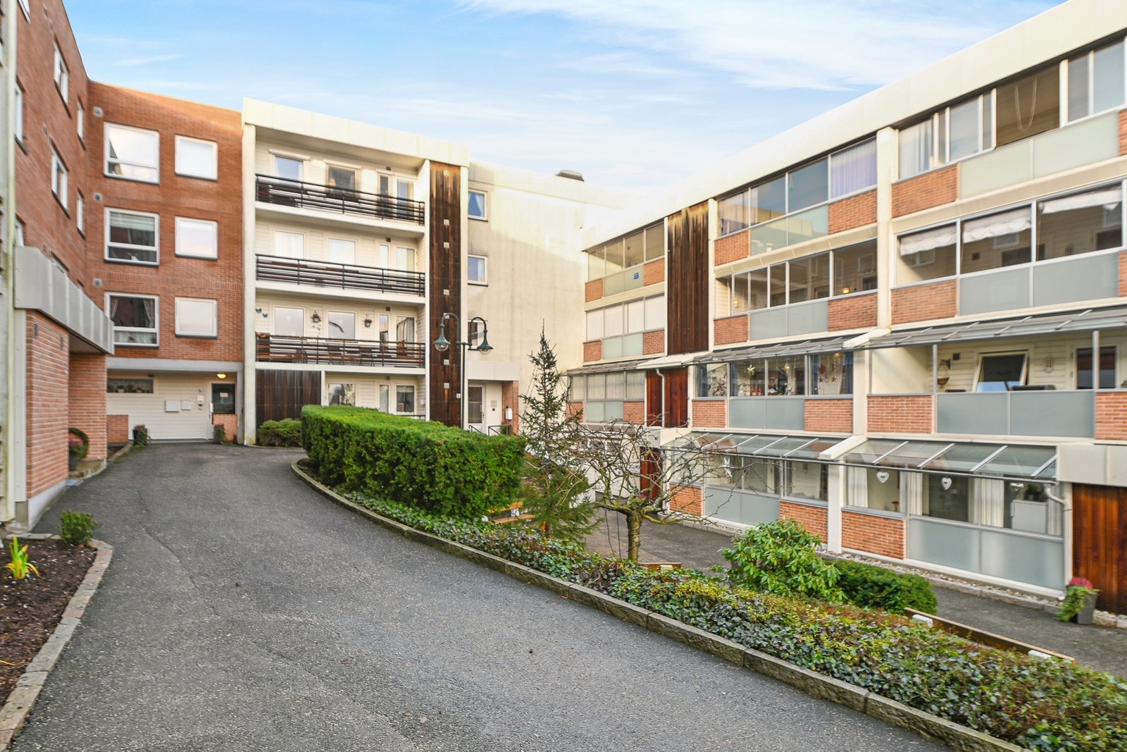 Borettslaget har et atrium med et pent og skjermet uteareal. Galleribilde