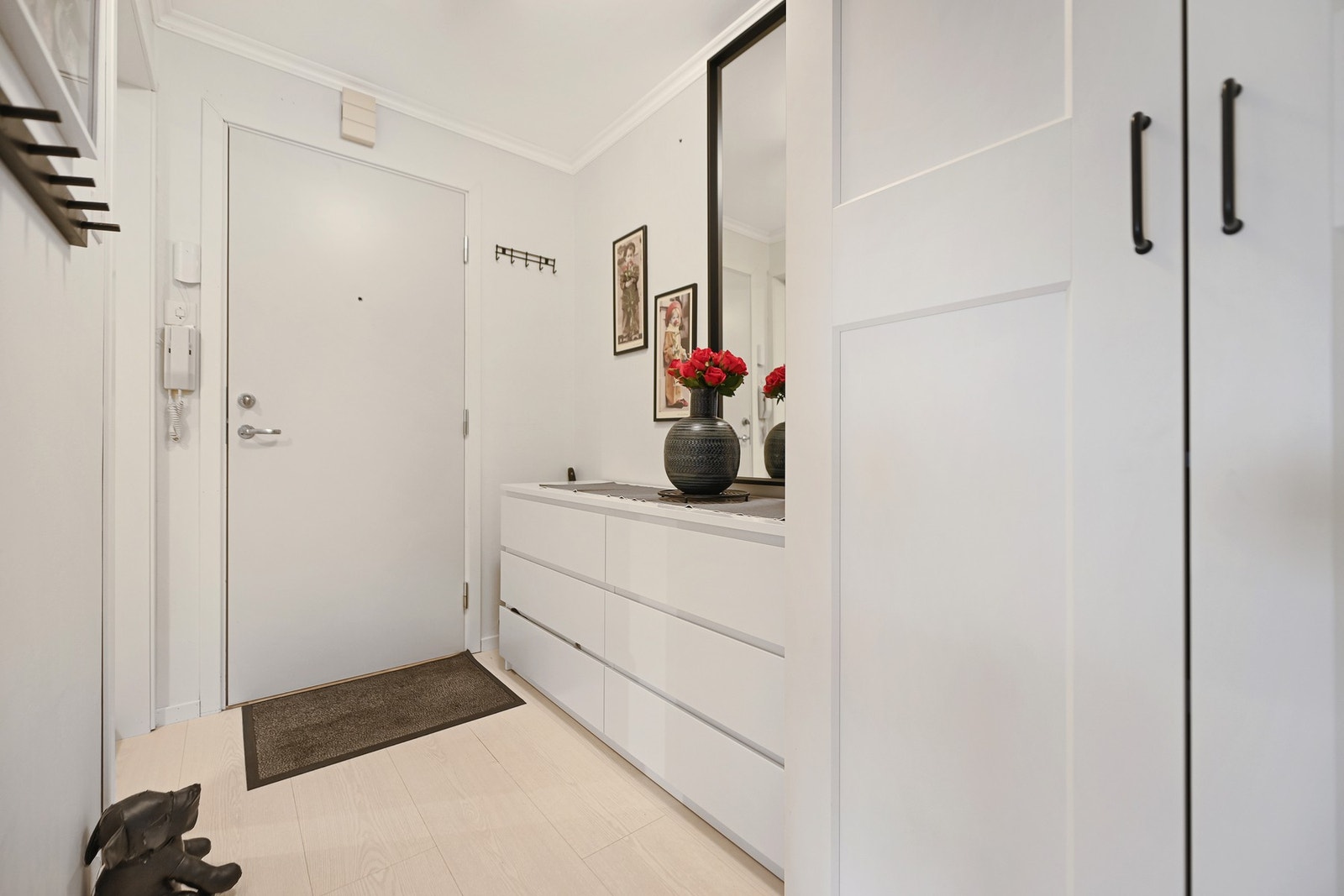 I entréen er det porttelefon med fjernbetjening av ytterdøren i 1. etasje. Galleribilde