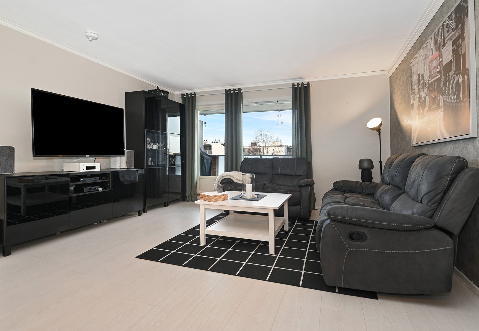 Romslig stue med utgang til balkong. Galleribilde