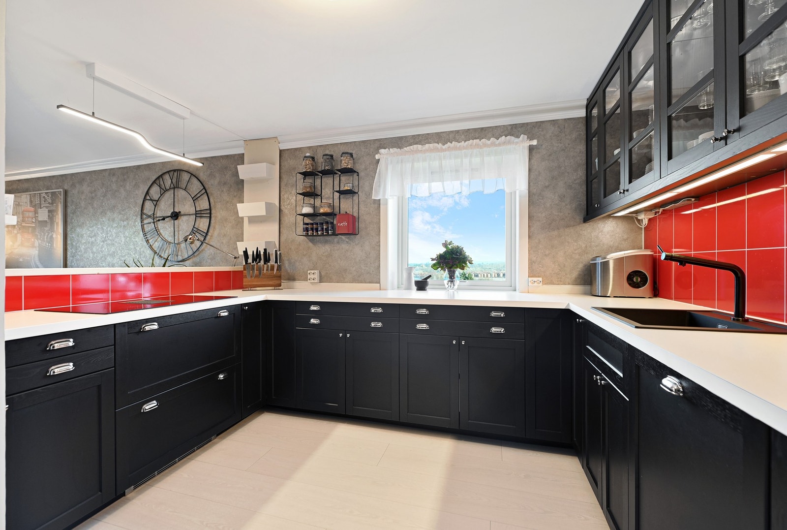 Her er det godt med skap- og benkplass. Integrert micro, stekeovn, platetopp og oppvaskmaskin. Galleribilde