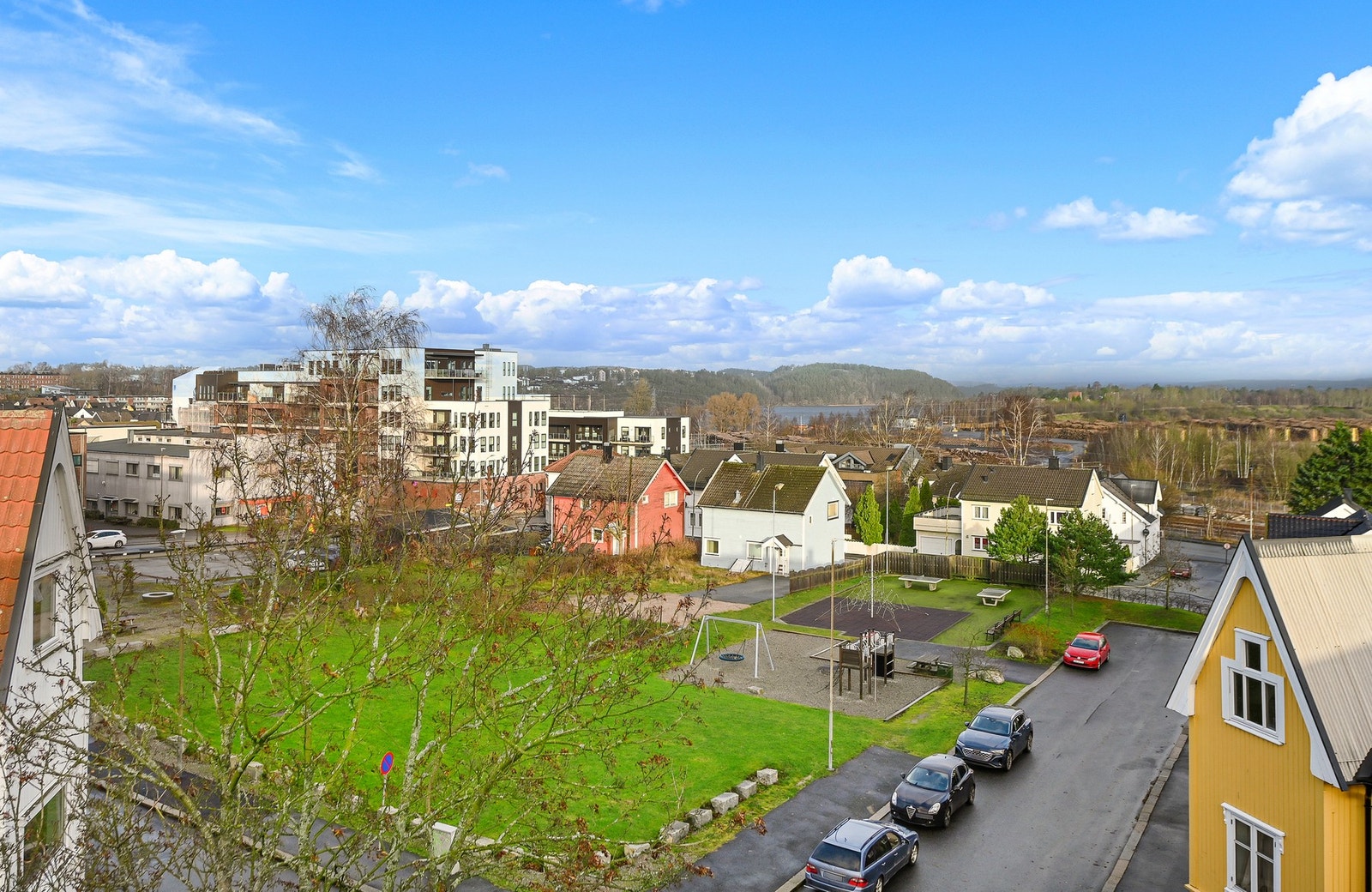 Fint utsyn til nabolaget, hvor du også finner dagligvareforretning. Galleribilde