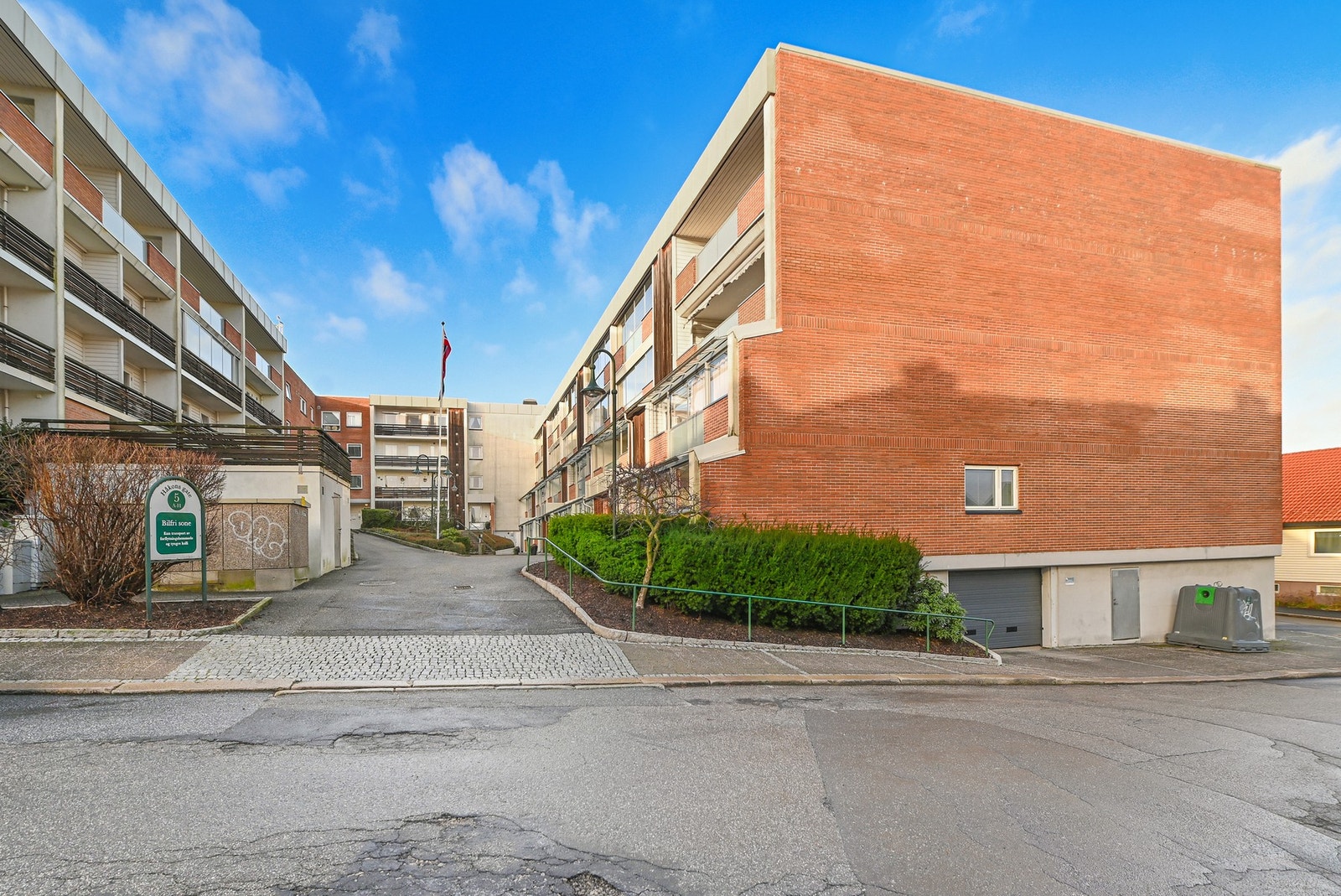 Garasjeanlegg med garasjeplass, dekkhotell og vaskemulighet. Galleribilde