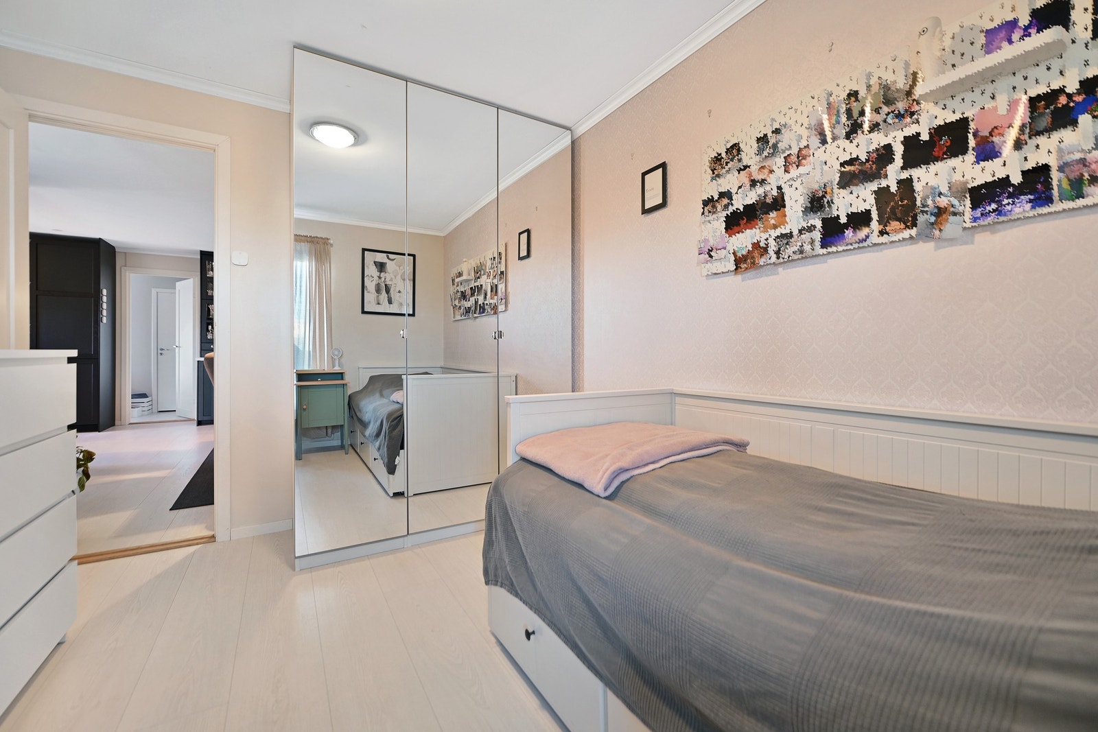 Dette soverommet har en skyvedørsgarderobe. Galleribilde