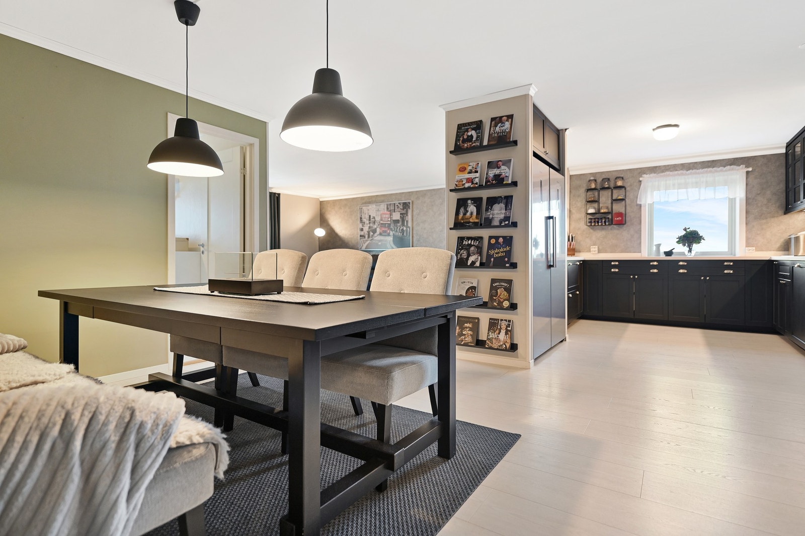 Den åpne stue-/kjøkkenløsningen gir ekstra dagslys og bedre romfølelse. Galleribilde