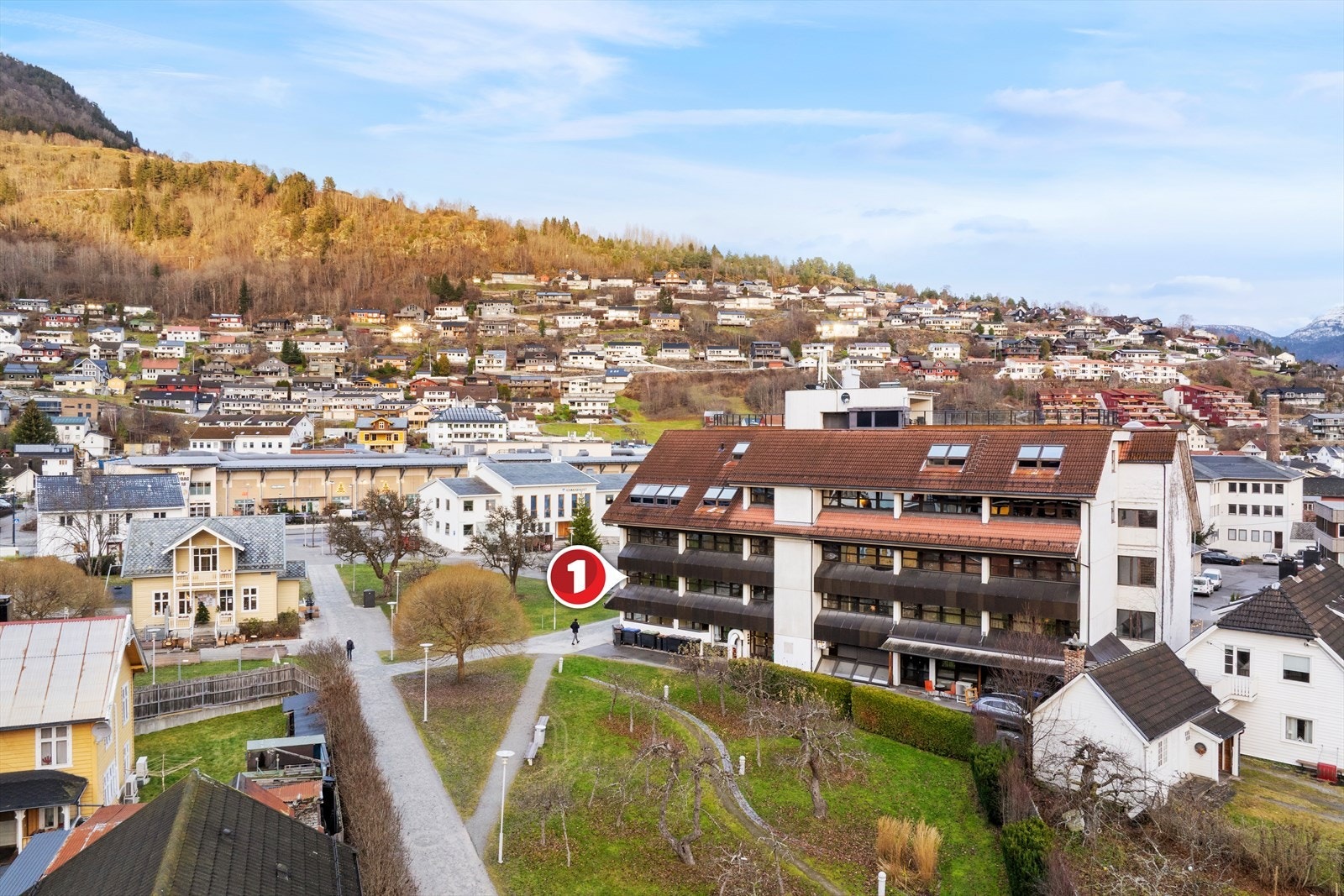 Leilegheita ligg i byggets 2. etasje. Bygget er frå 1985 og vart i 2007 seksjonert og ombygd til leilegheiter. Galleribilde