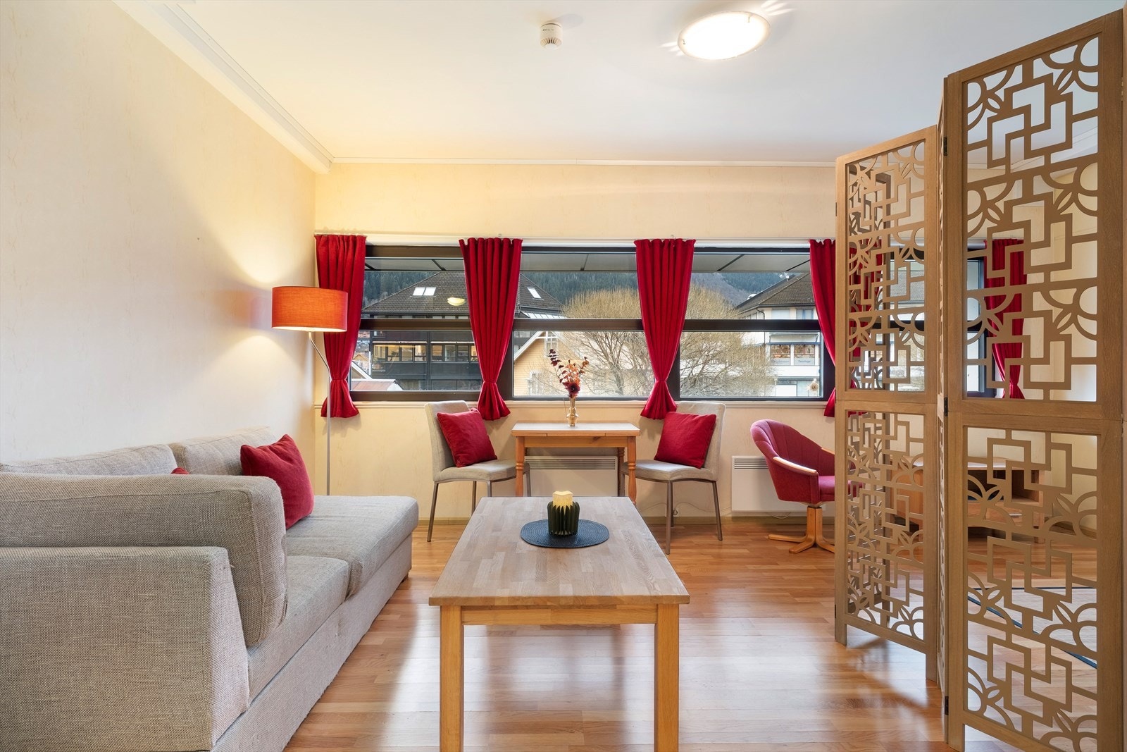 Velkommen inn til ei lys og triveleg leilegheit. I framkant av opphaldsrommet er det store vindauger som slepp inn naturleg lys. Galleribilde