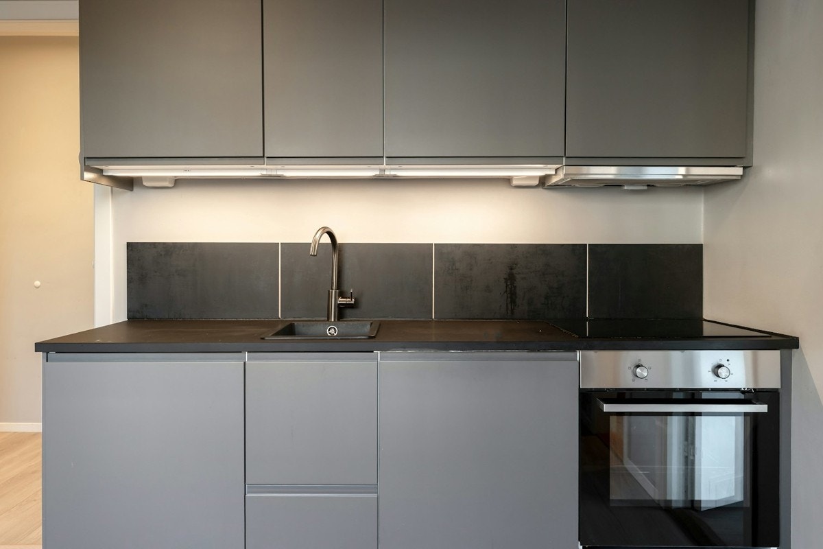 Kjøkken er fra 2022 og har innredning med glatte fronter og benkeplate i laminat - Alle hvitevarer på kjøkken medfølger i handelen Galleribilde