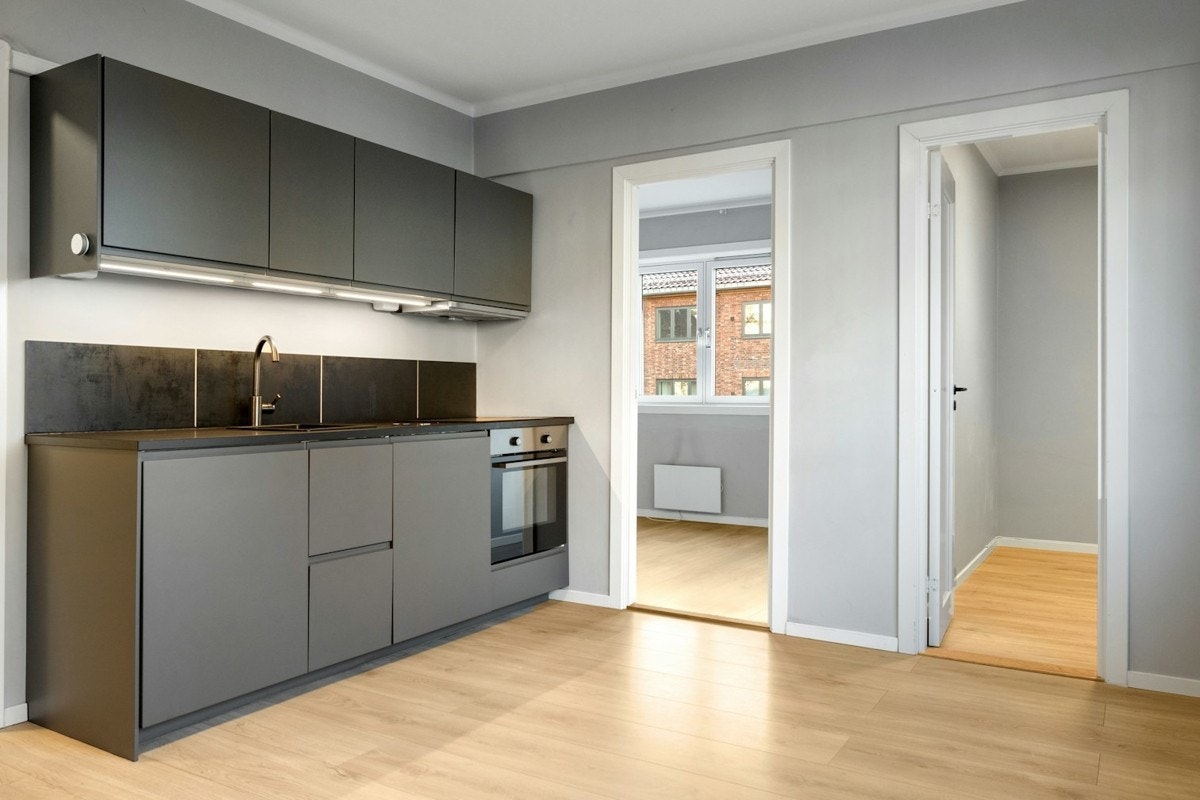 Leiligheten inneholder: Entré, stue/kjøkken, 2 soverom, bad og bod Galleribilde