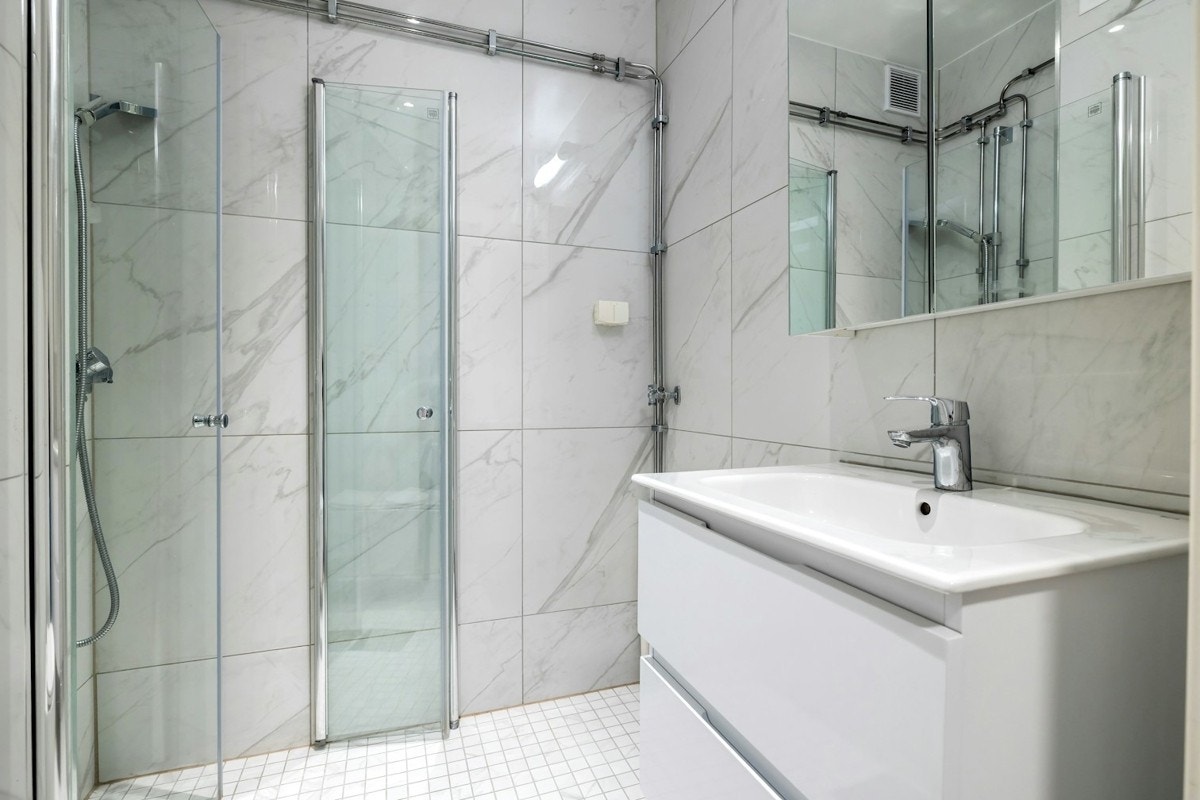 Leiligheten har et pent bad som ble pusset opp i 2022 - Badet er flislagt og har varmekabler Galleribilde