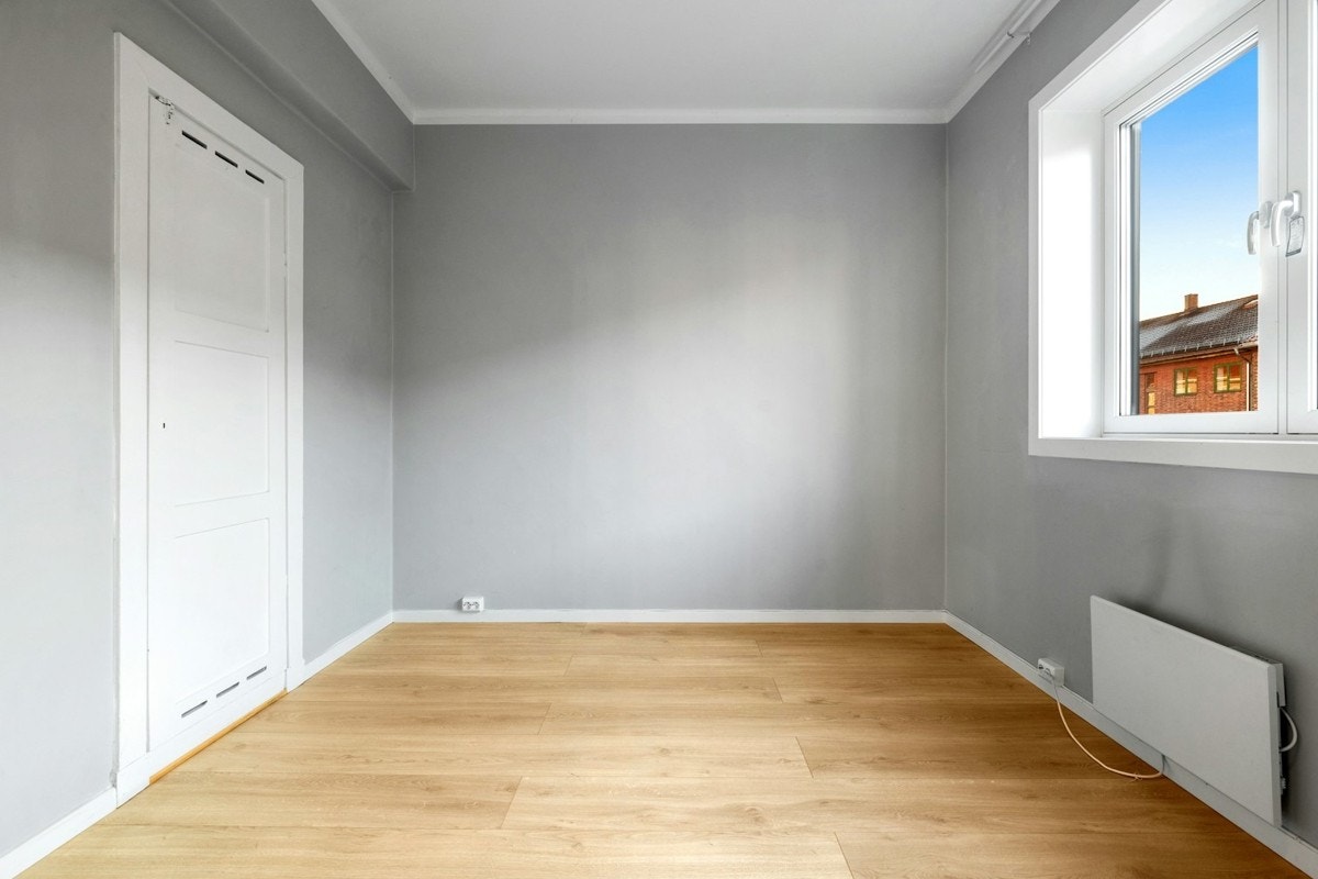 Hovedsoverommet er romslig og har plass til dobbeltseng og klesoppbevaring Galleribilde