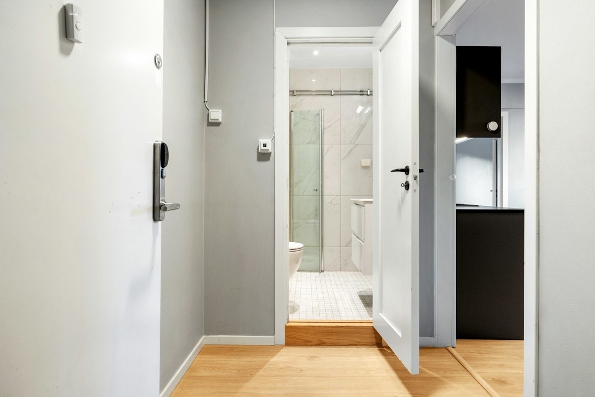 Leiligheten ligger i 3. etasje og har trappeadkomst til leilighetsplan Galleribilde