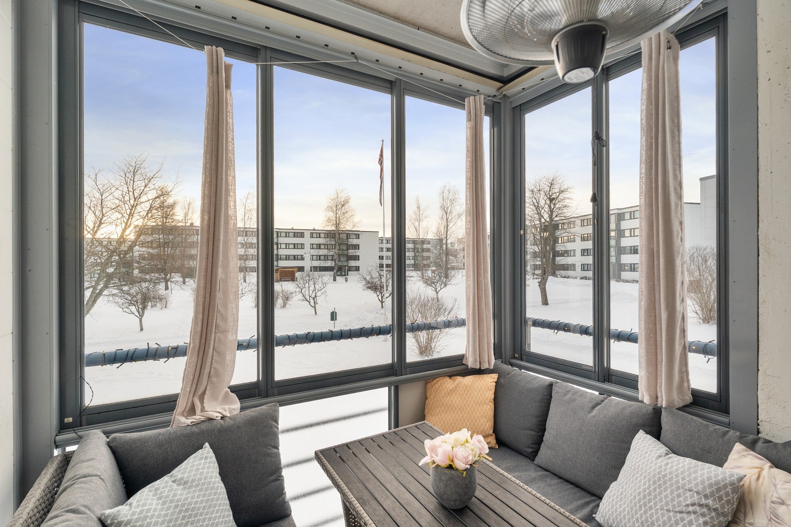 Parkering på felles biloppstillingsplass i borettslaget. Borettslaget har 95 frittstående garasjer i rekke. Ledige garasjer tildeles av TOBB. Galleribilde