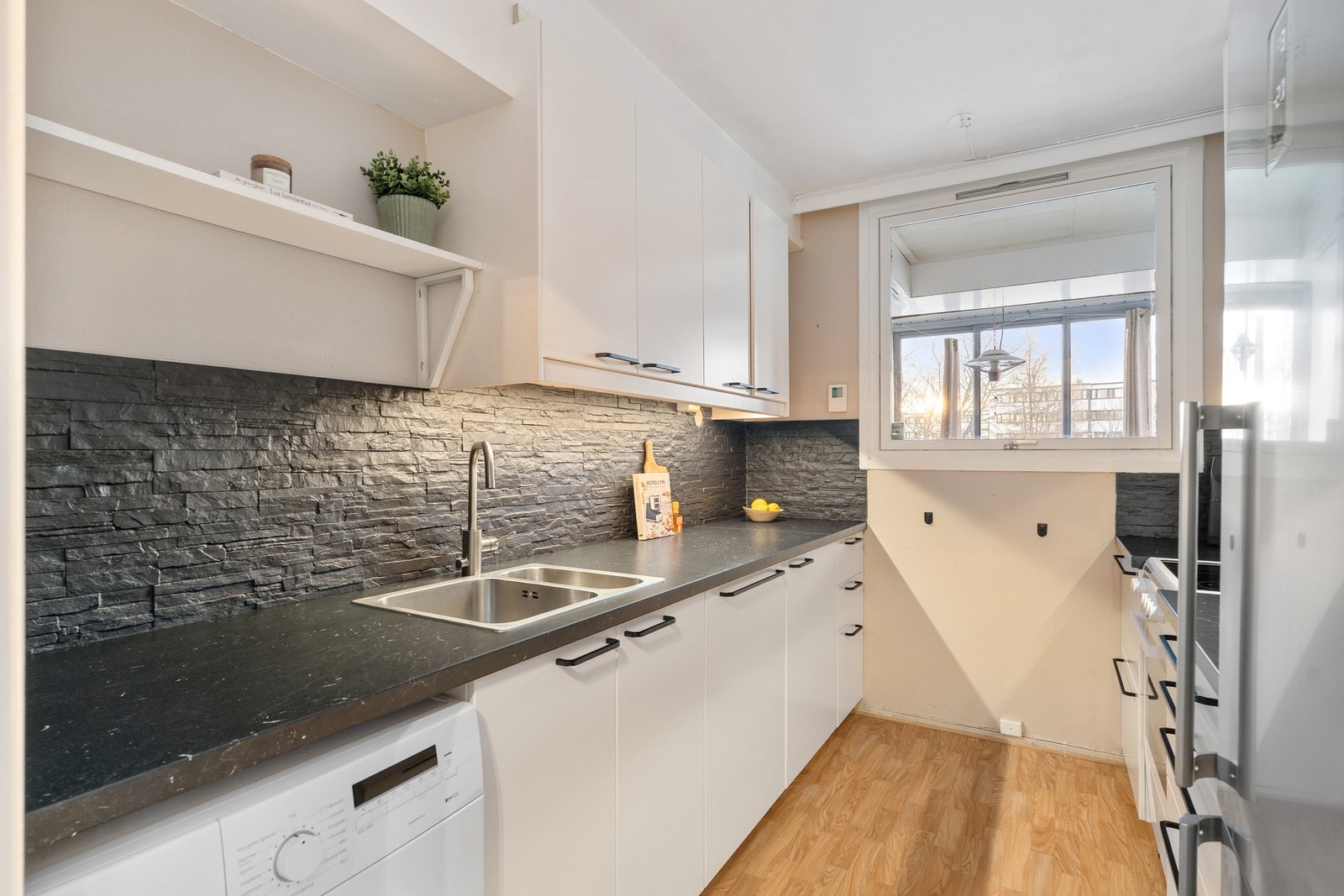 Det er opplegg til vaskemaskin, i tillegg til integrert oppvaskmaskin. Galleribilde