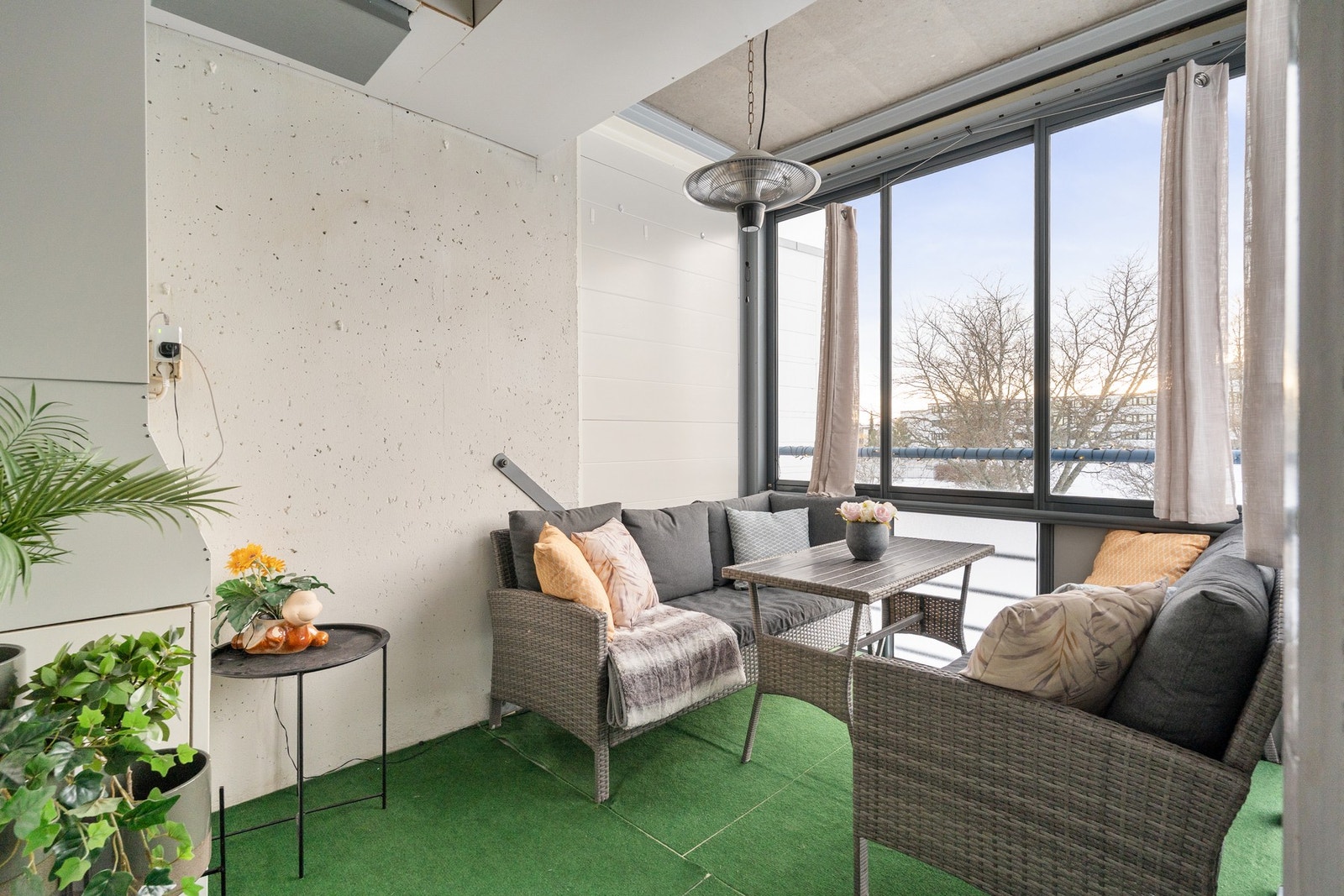 Den innglassede balkongen er på hele 7 m², som gir plass til ønsket utemøblement. Galleribilde