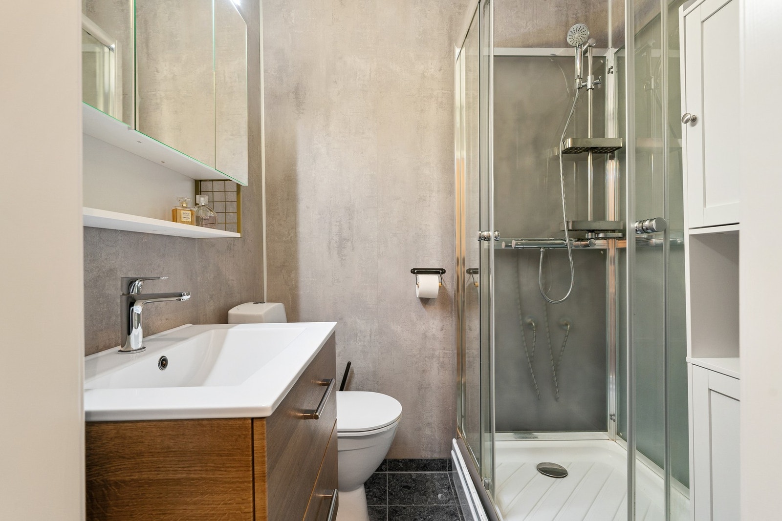 Praktisk baderom med flislagt gulv og behagelig gulvvarme. Galleribilde