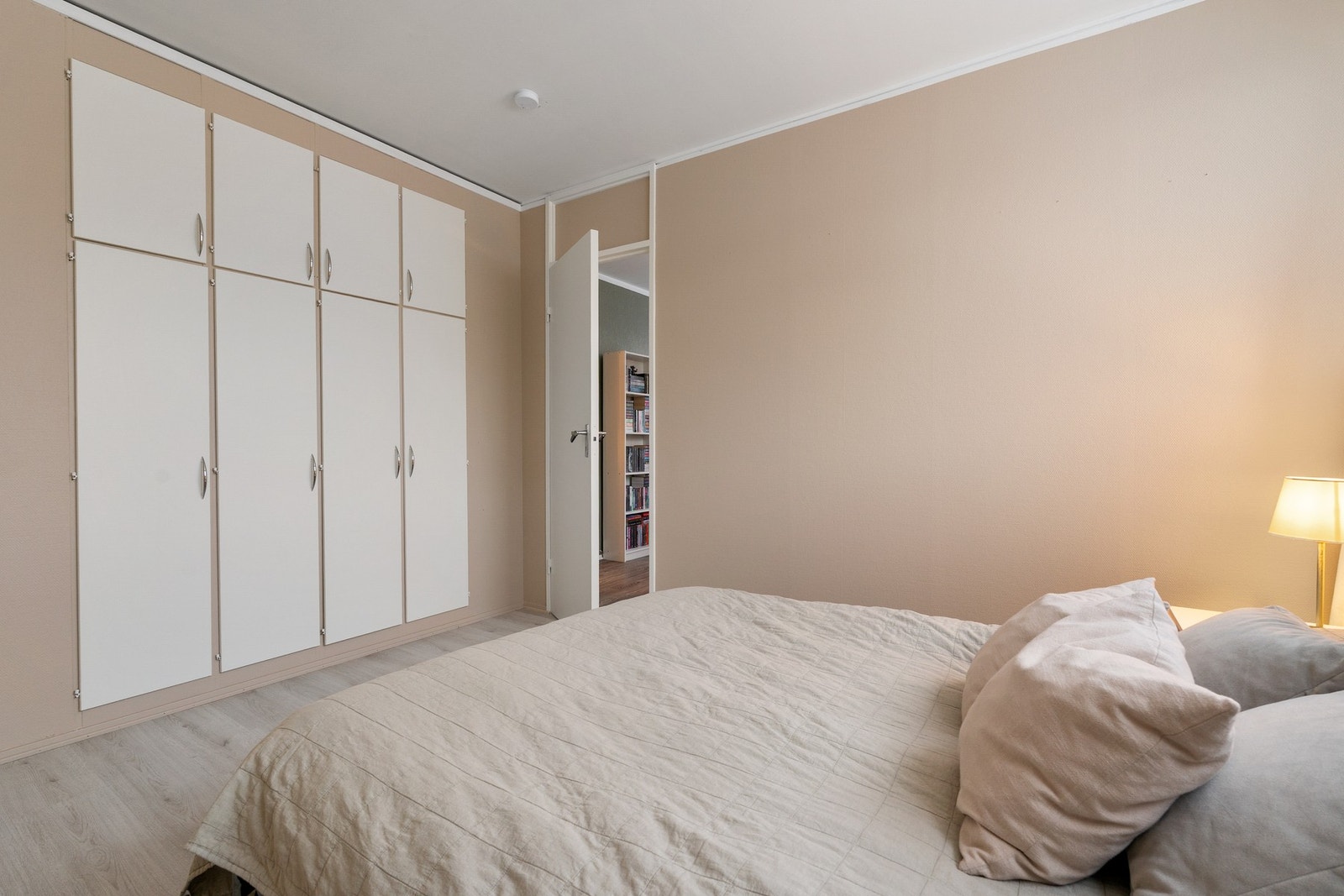 Rommet har veggmontert garderobeskap samt god plass til dobbeltseng og skrivebord. Galleribilde