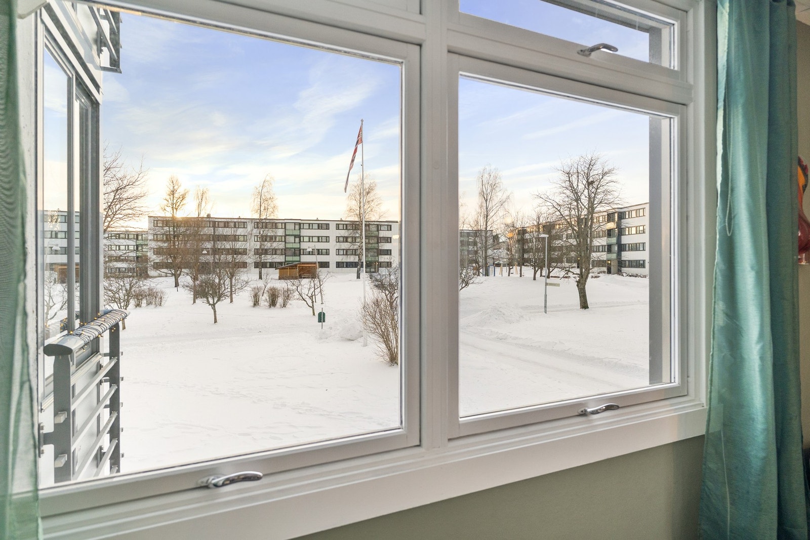 Leiligheten har store vindusflater som slipper inn rikelig med naturlig lys. Galleribilde