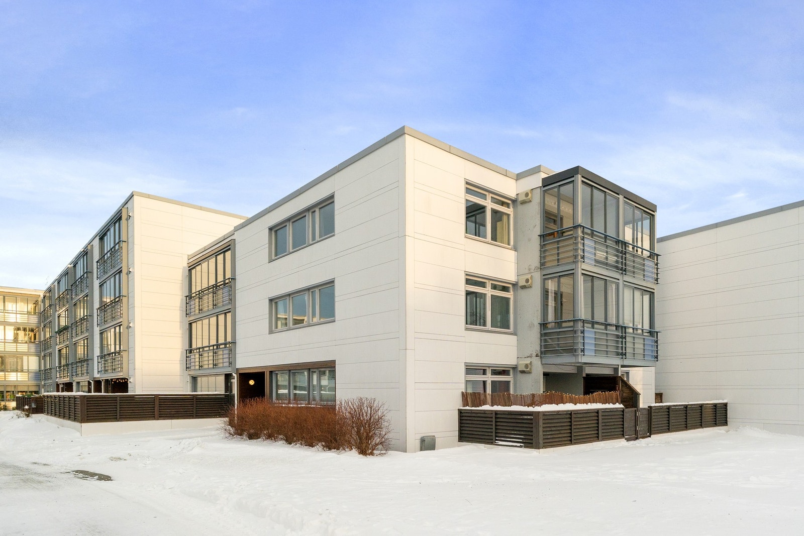 Leiligheten ligger i et rolig og etablert boligområde på Kolstad. Meget barnevennlig område med lite trafikk og lekeplasser for barn i gatetun. Galleribilde