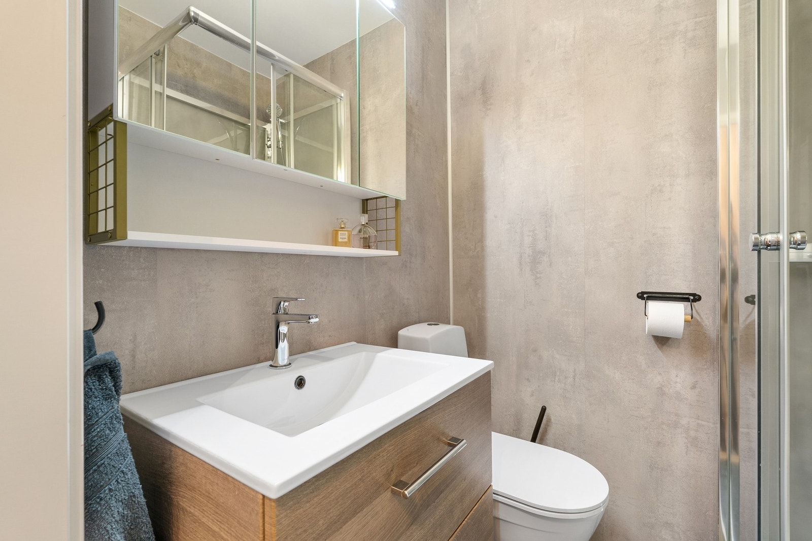 Rehabilitert baderom fra 2020 med tidløse materialvalg. Galleribilde