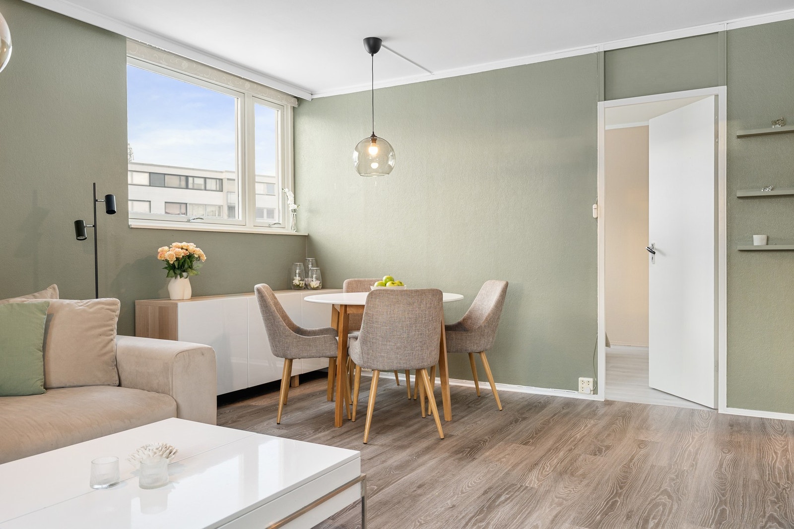 Boligen preges av et moderne fargevalg. Galleribilde