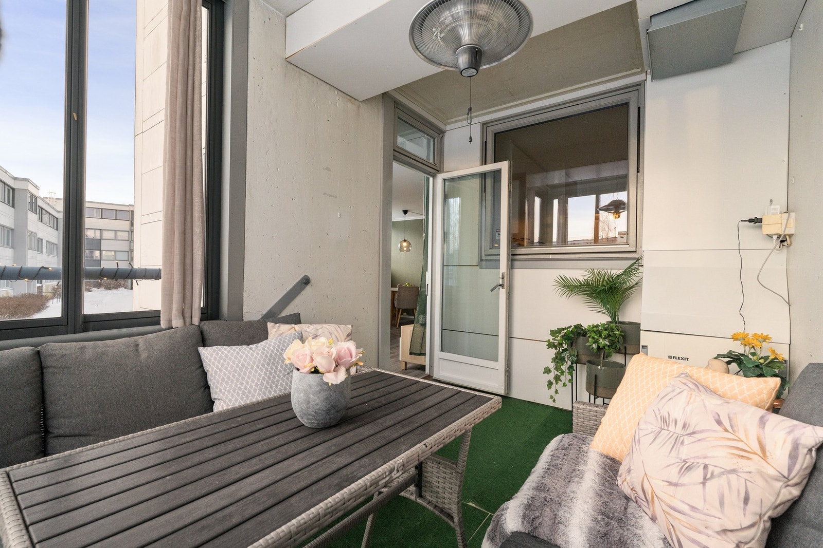 Fra stuen er det direkte utgang til en vestvendt innglasset balkong med ypperlige solforhold. Galleribilde