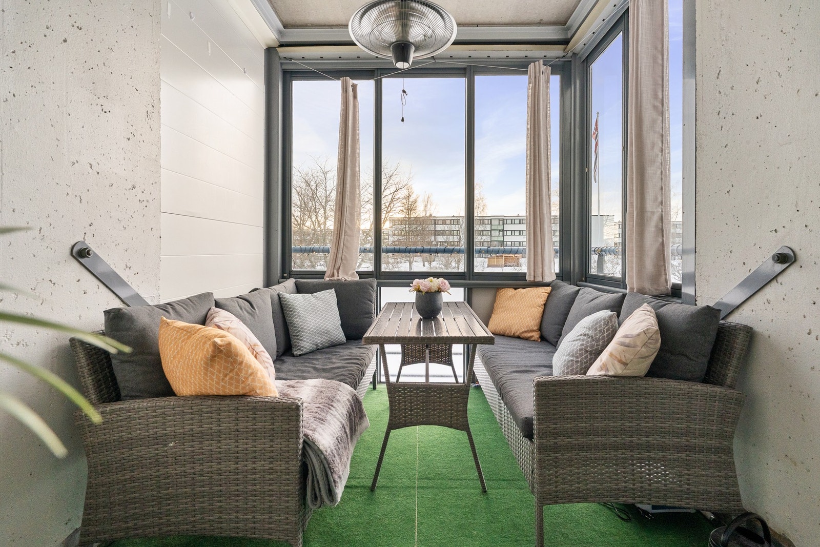 Med innglassing kan balkongen nytes året rundt og fungerer som en hyggelig forlengelse av stuen. Galleribilde