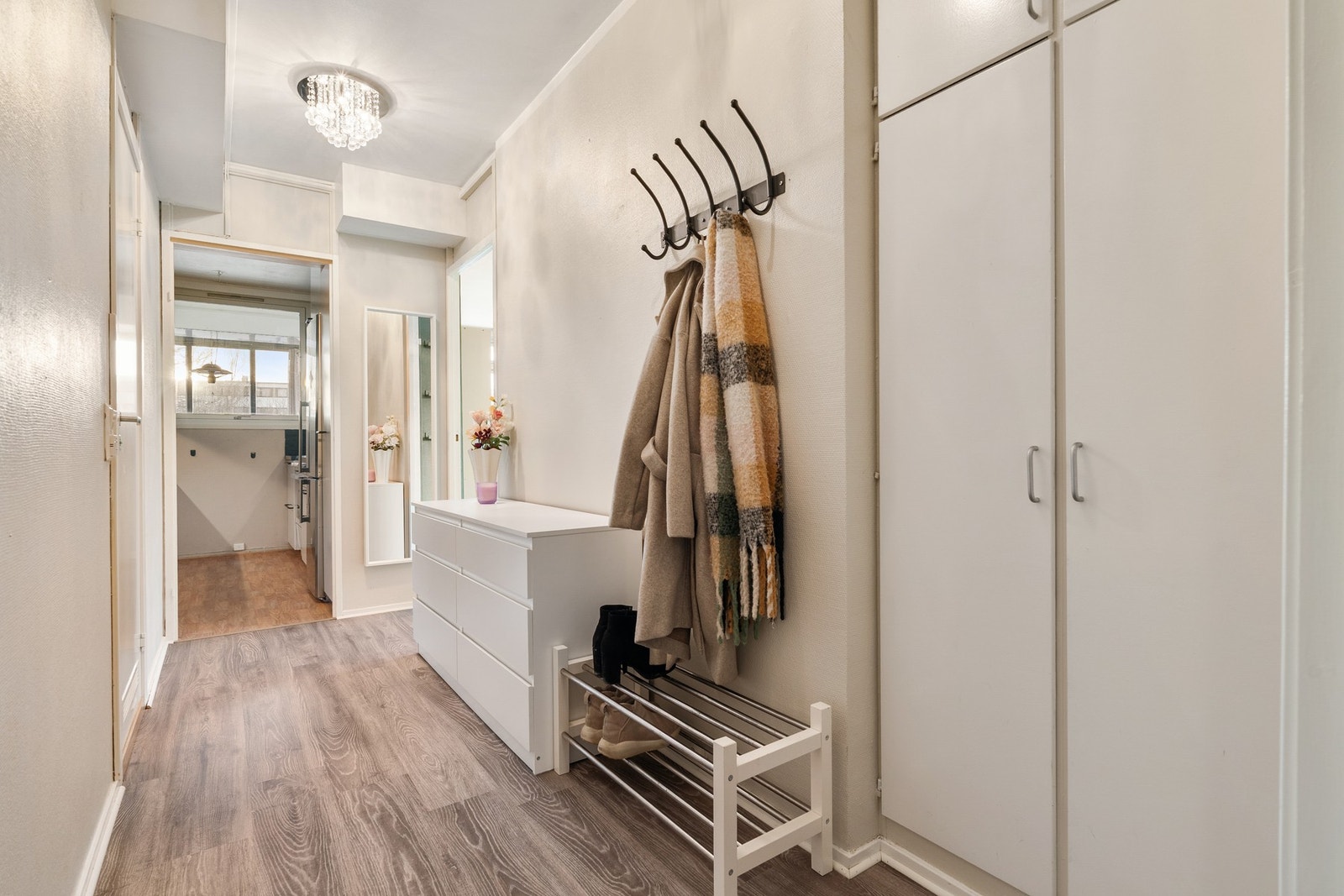 Innbydende entrè med veggmontert garderobeskap, samt god plass til oppheng av yttertøy. Galleribilde