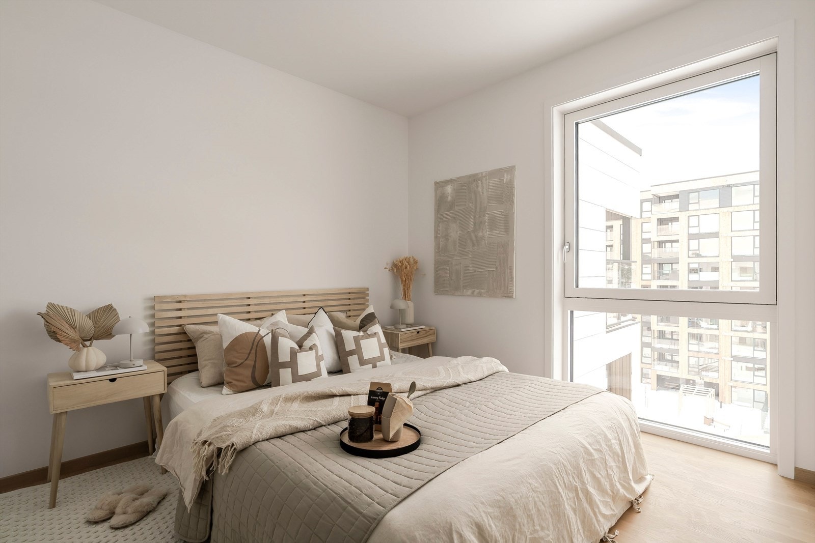 Her har man et soverom som er både stilrent og nøytralt, soverommet er på 9,5m². Galleribilde