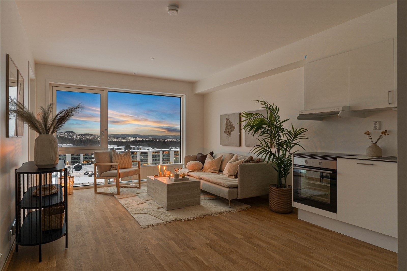 Leiligheten tilbyr en åpen stue-/kjøkkenløsning, noe som gir gode møbleringsmuligheter. Galleribilde