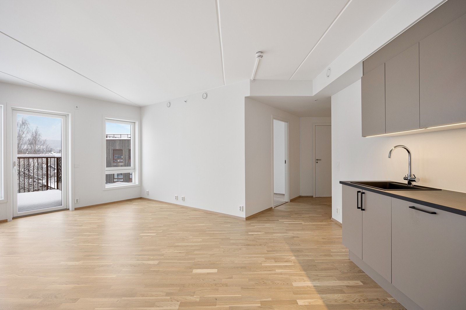 I leilgheten er det balansert ventilasjon og vannbåren gulvvarme (stue/kjøkken, entré og baderom). Galleribilde